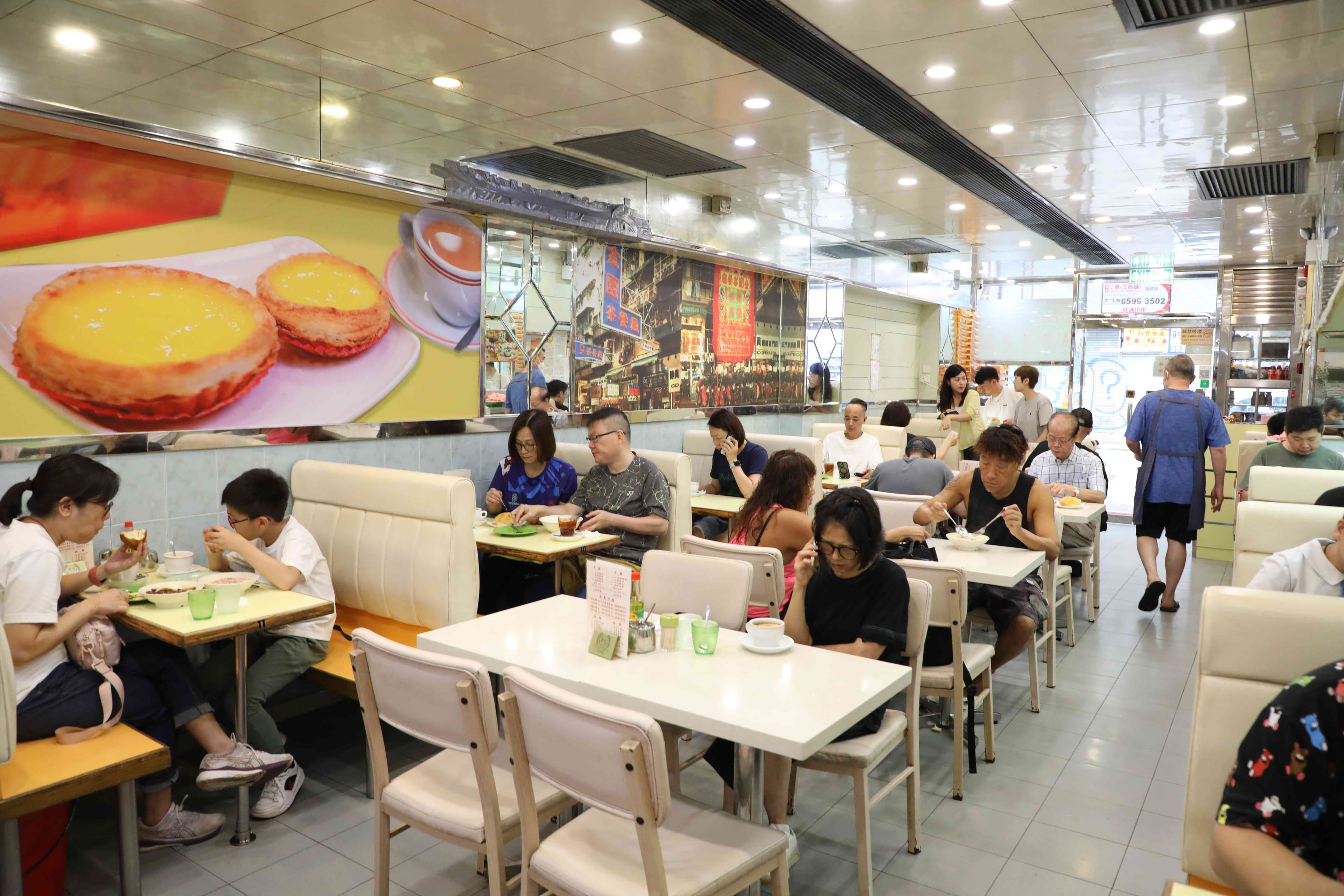 店裡保留復古卡座，提供蛋撻、奶茶、豬扒、沙嗲牛肉麵等百款港式餐點，不少老熟客天天來報到。