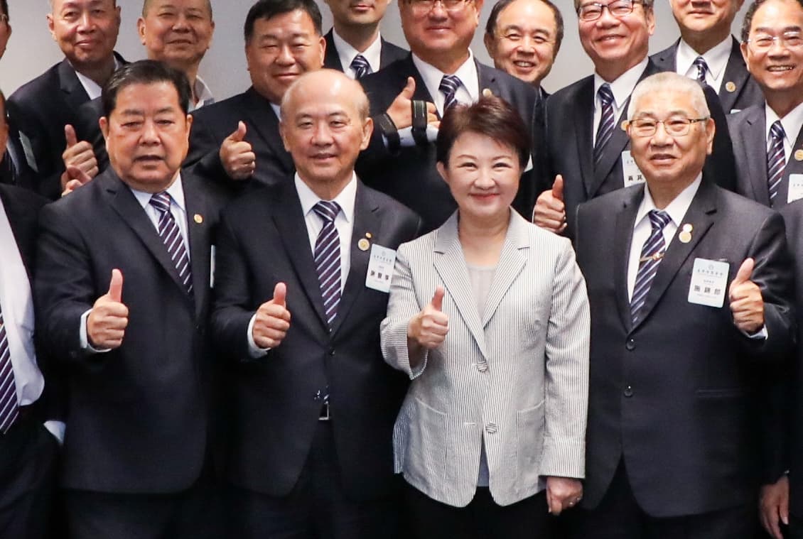 謝豐享去年3月和盧秀燕會面時,盛讚台中經濟發展成績那麼好,「身為市民,他感到與有榮焉!」承諾攜手市府一起為台中拚經濟。(台中市政府)