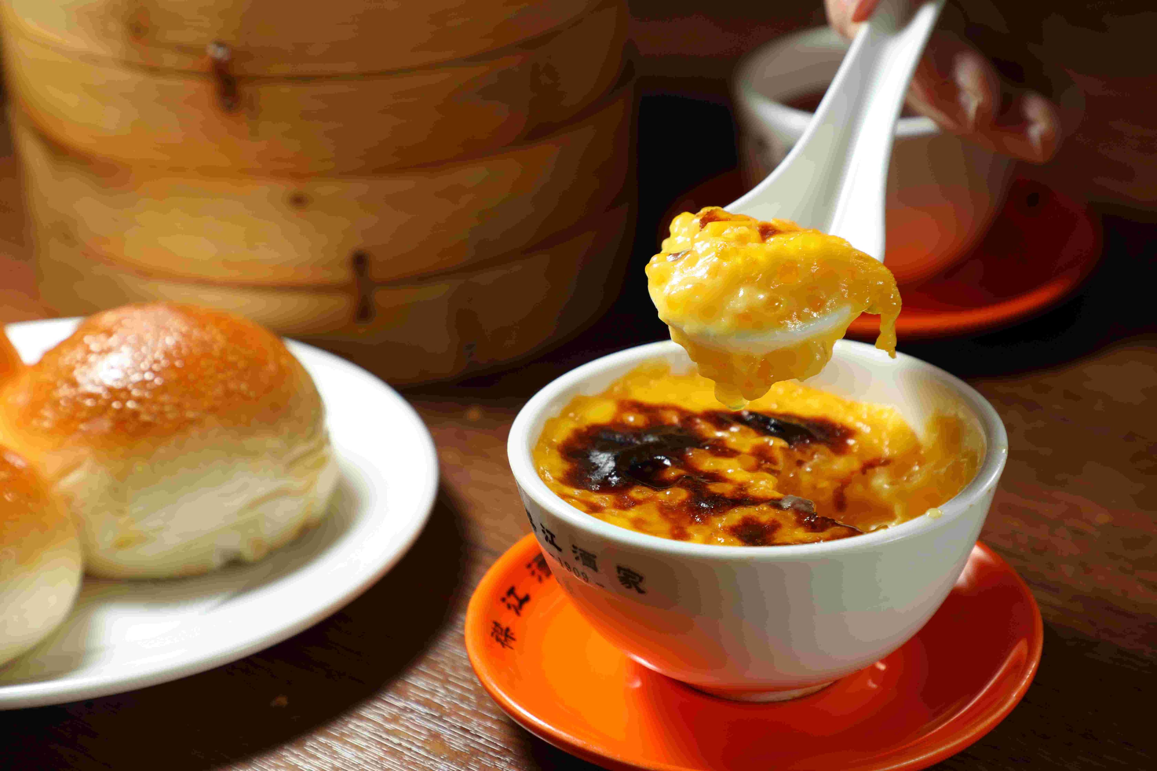 「蓮蓉西米焗布甸」是老派茶樓才肯花工夫做的熱甜品,西式焗布丁的外殼,裹著蓮蓉、西谷米與起士醬,是香港式的中西合璧。(港幣35元/份,約NT$142)
