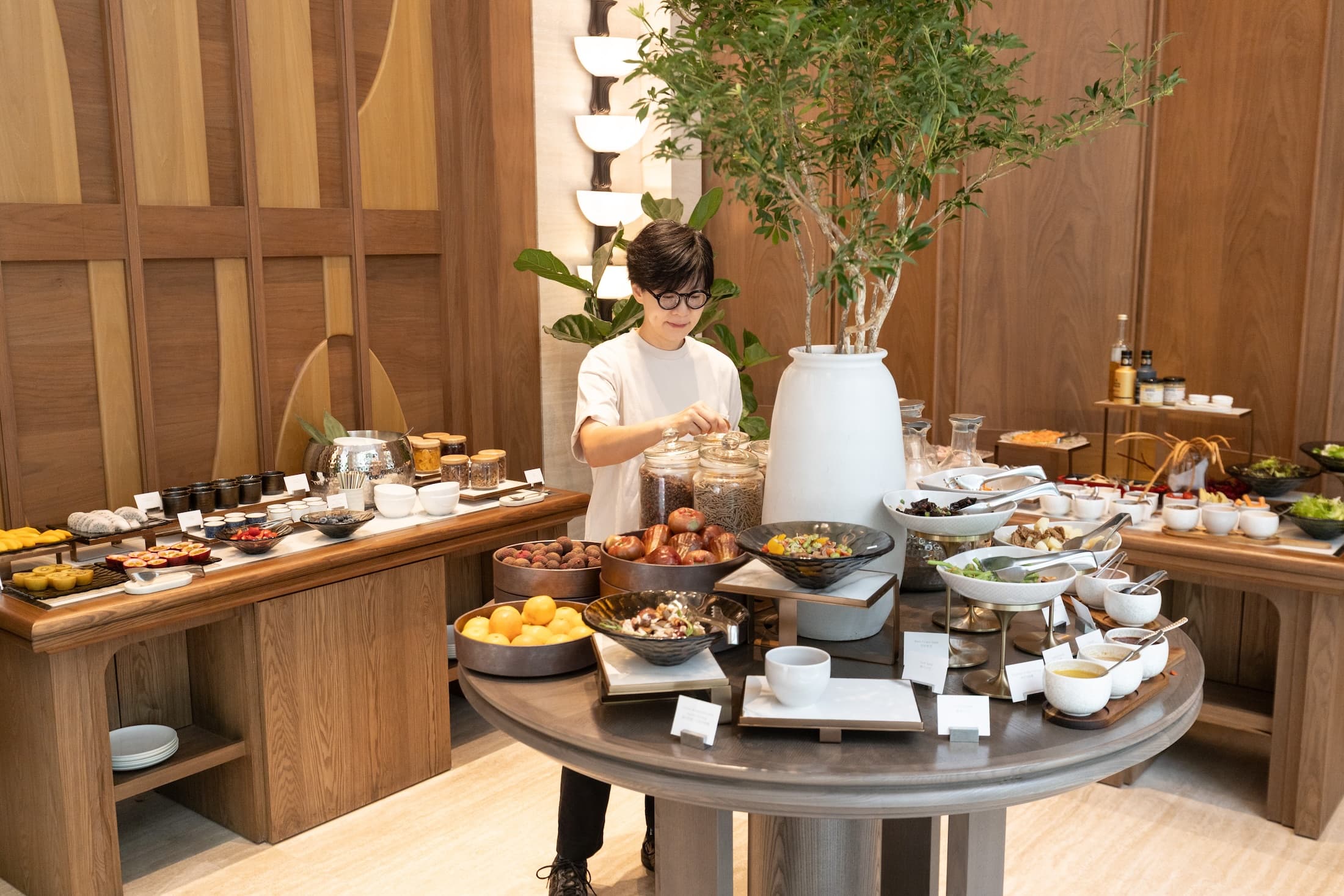 早餐自助吧供應歐式與台式麵包、沙拉、多種飲品，也能吃到蓮霧、荔枝與芒果等台灣當季水果。