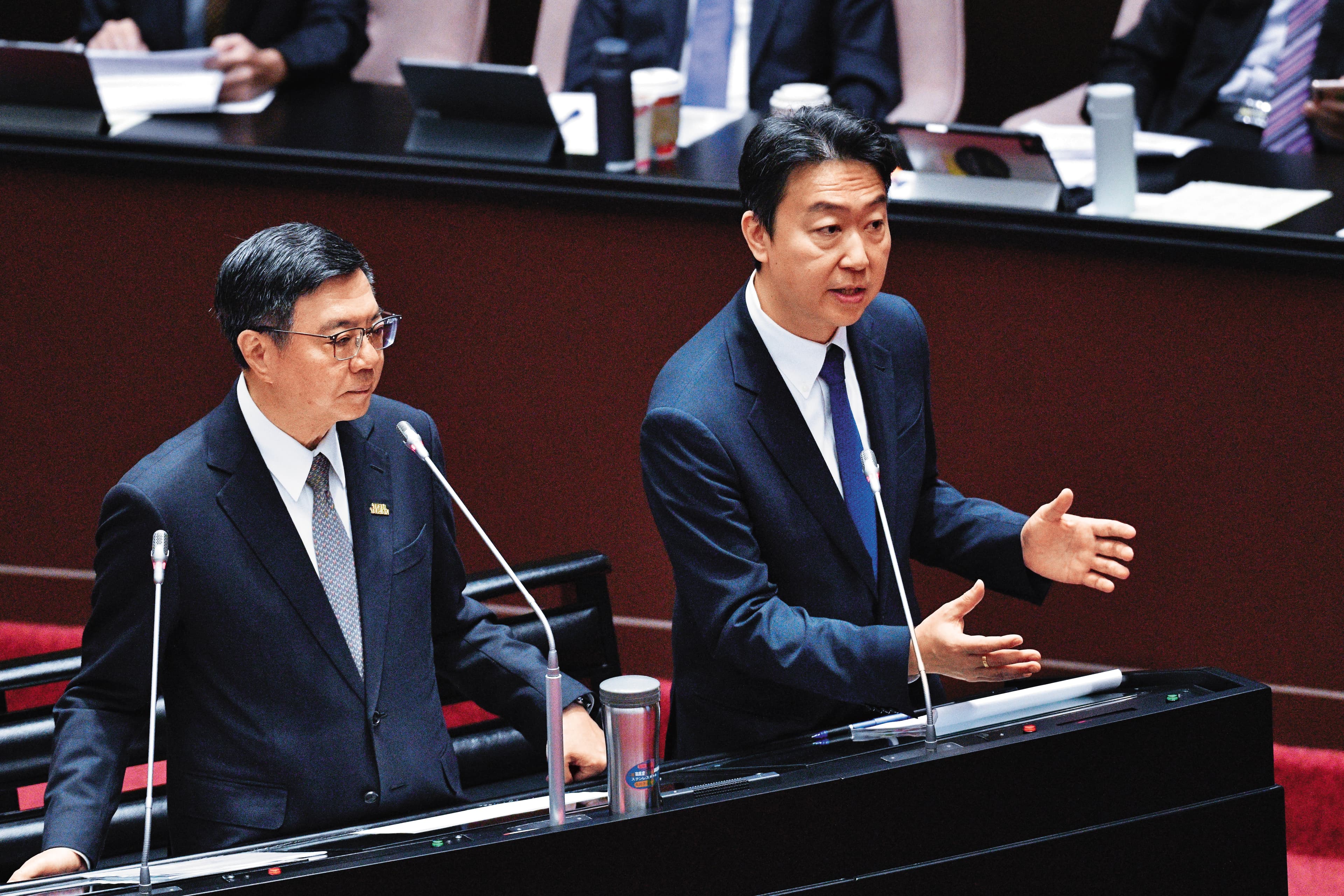 陳世凱(右)接掌交通部後,多次就交通建設、運輸政策及公共工程進度赴立法院備詢。左為行政院長卓榮泰。