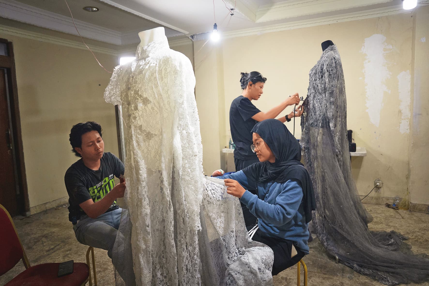 印尼服裝組成員參與各種戲服的製作。(華影提供)