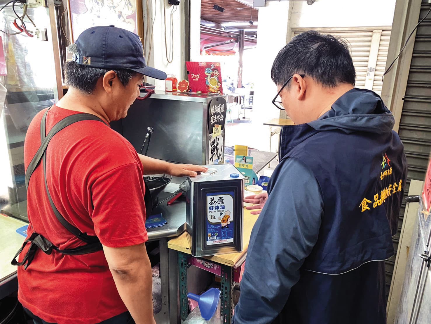 中聯油脂出包後，台中市政府急忙派員稽查，了解商家使用油品有無違反規定。（台中市府提供）