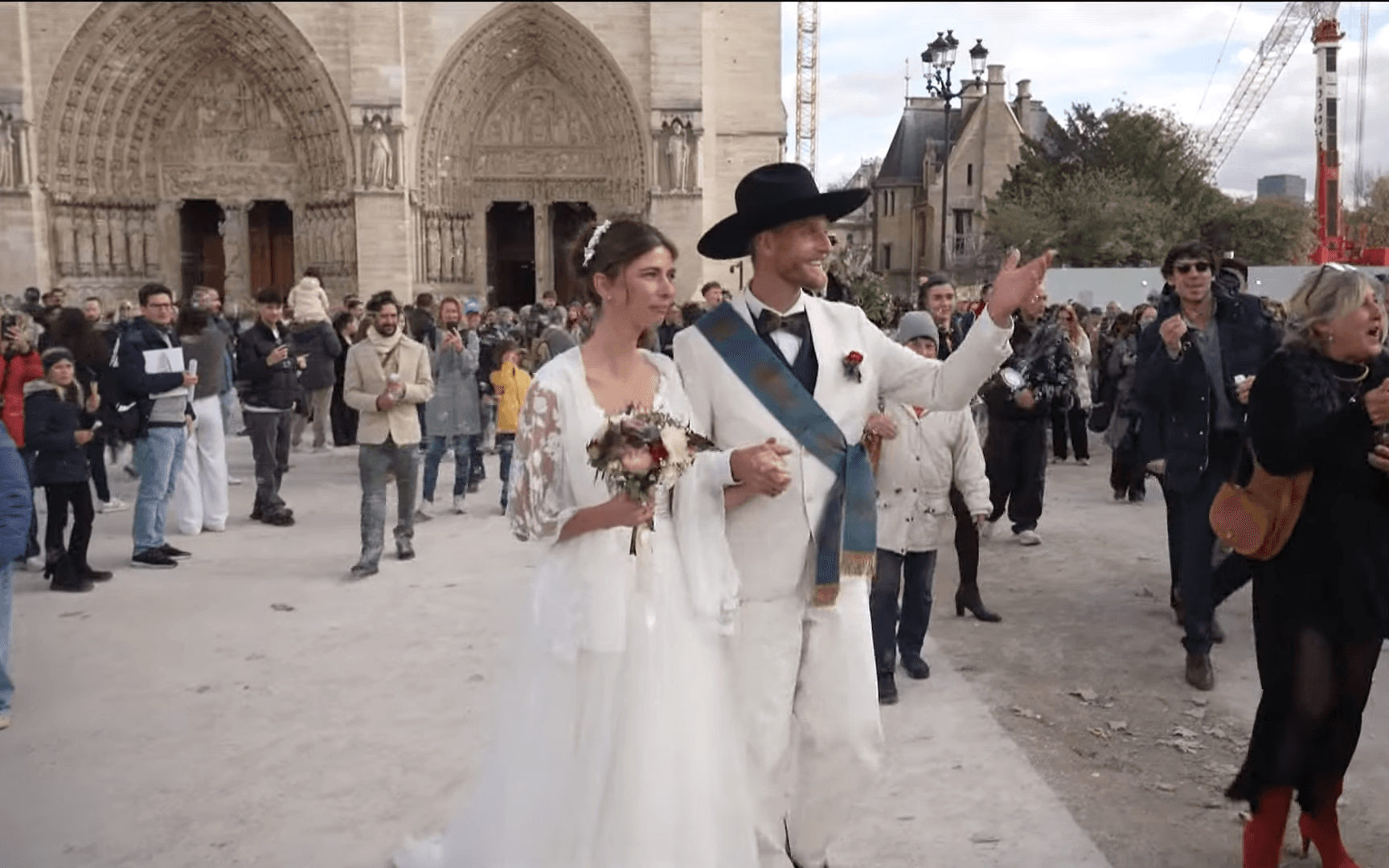 馬丁和潔德在聖母院結婚,受到親友和遊客祝福。(翻攝 FRANCE 24 English YouTube頻道)
