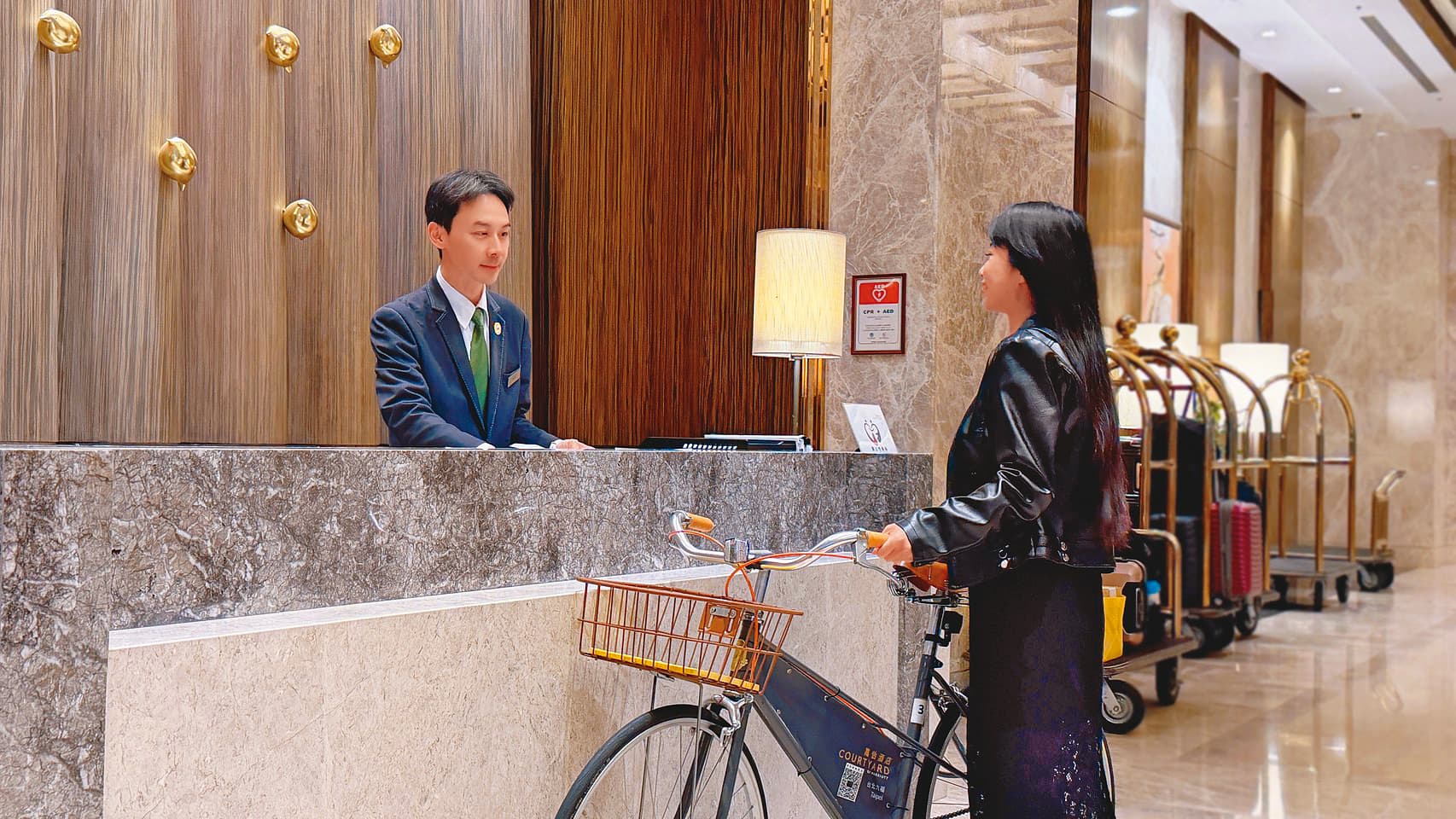 台北六福萬怡酒店「三鐵好行」專案結合低碳旅遊,為獲獎的一大亮點。(圖/台北六福萬怡酒店)