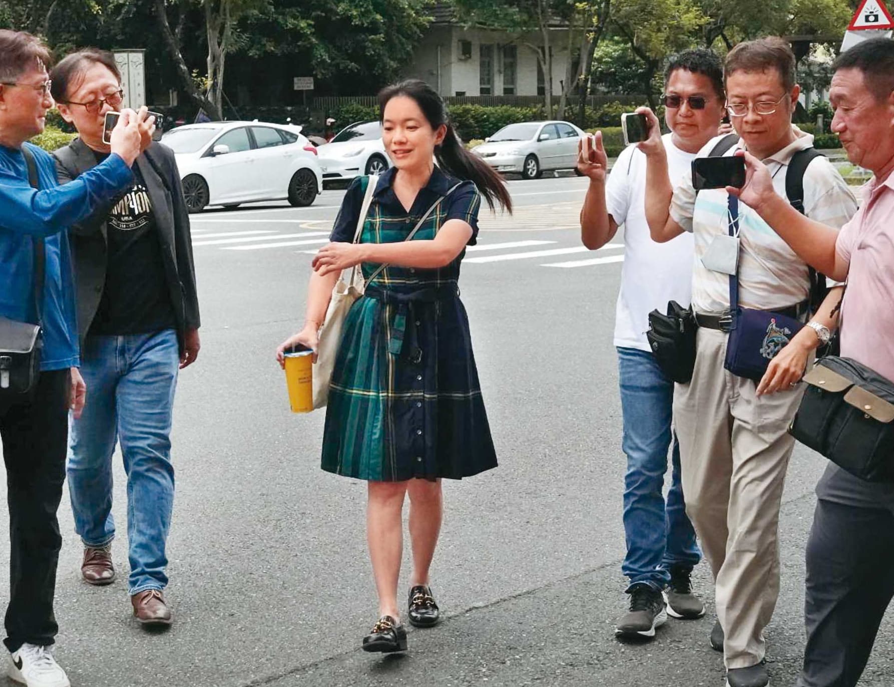 2026/08/17 09:40陳幸妤(中)大嘆在家如跟幽靈同住,再爆趙建銘利用網路分身「多線發展」。