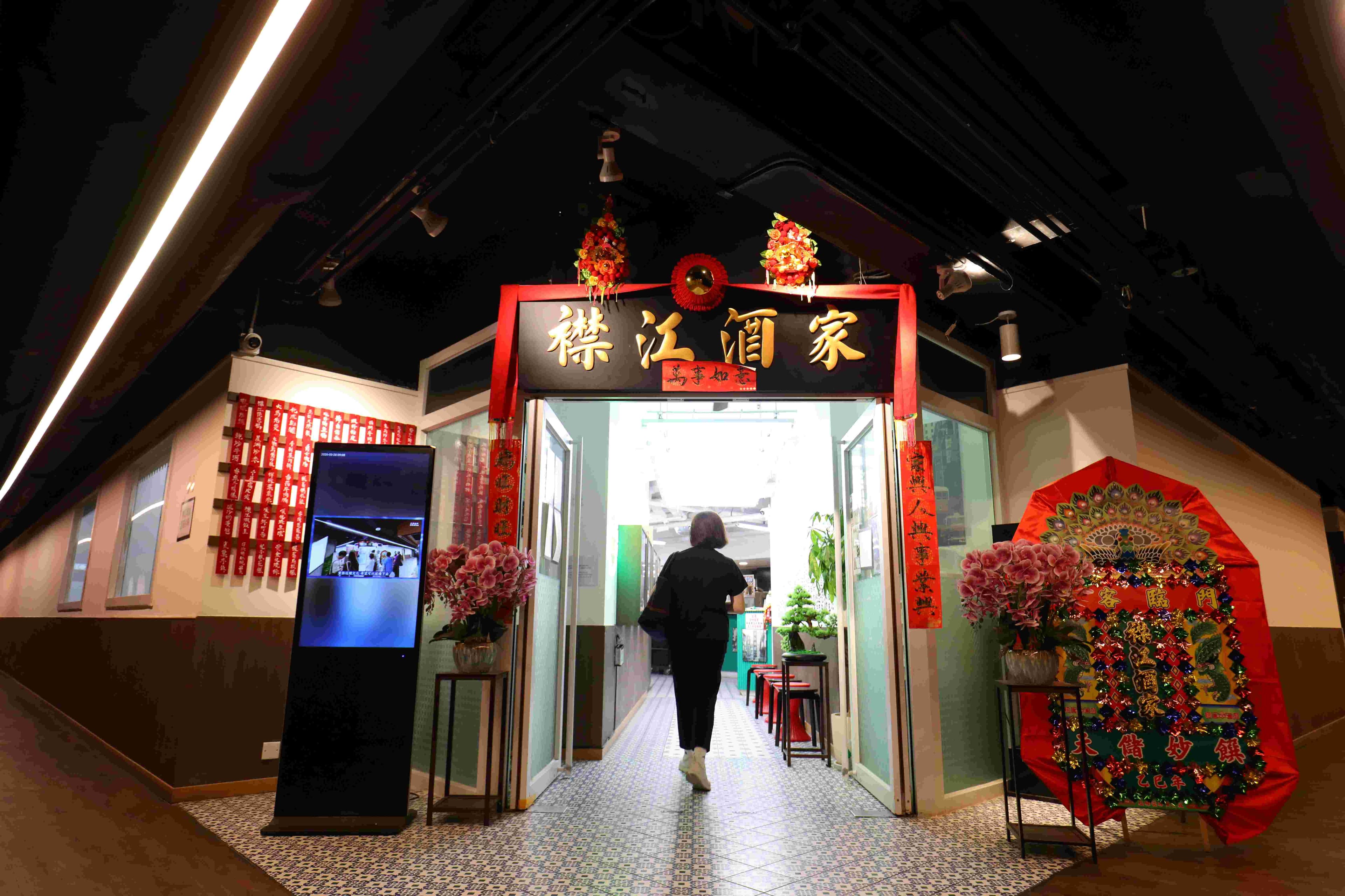 穿過一條走廊,步入襟江酒家,就像穿過時光隧道去到古早年代的香港茶樓。
