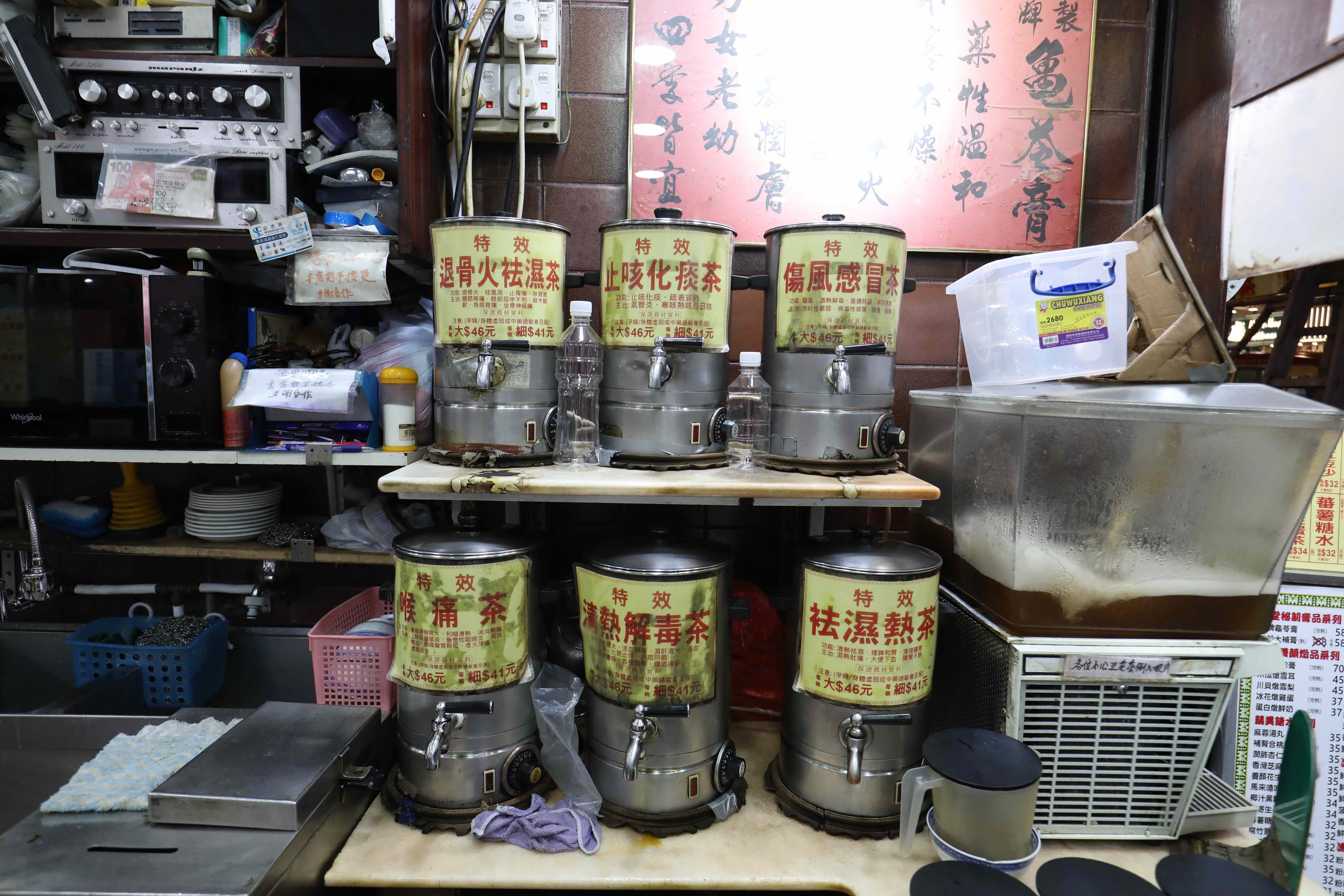 從祛濕、清熱到潤燥，泰和堂依照不同需求，提供多款涼茶讓客人挑選，可以外帶也能內用。