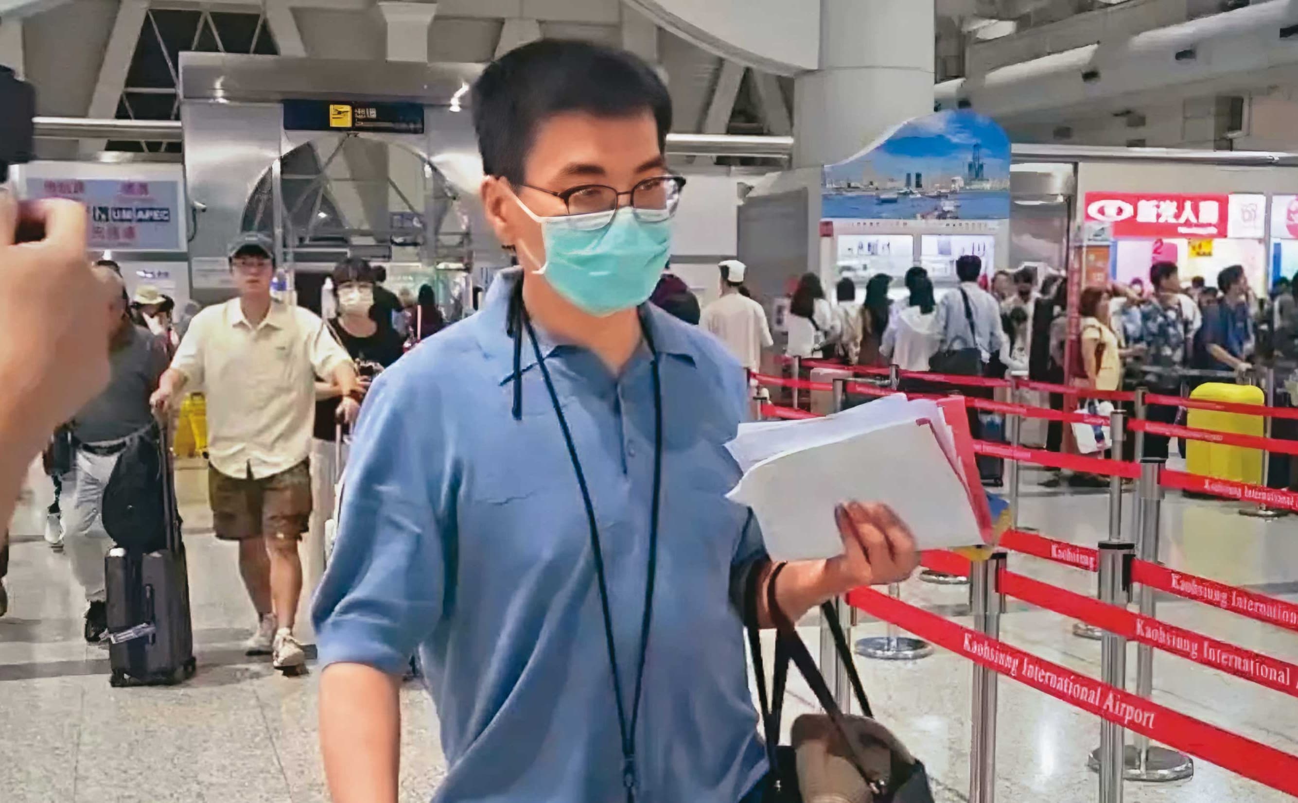 2026/08/17趙建銘17日現身高雄小港機場,與昔日獄友準備登機前往越南。(鏡新聞提供)