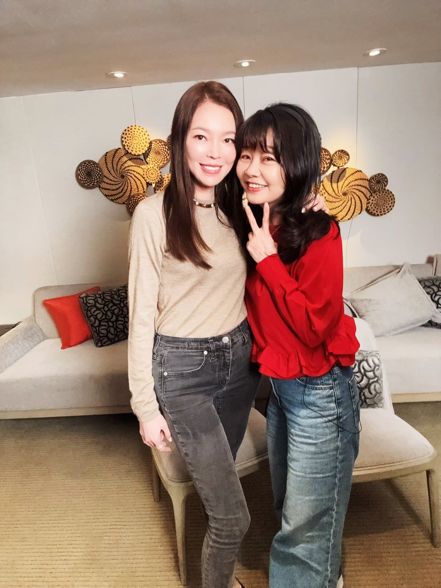 黃珏萍（右）曬出與曾馨瑩（左）的合照，笑說跟她站在一起一定要側身拍照。（翻攝黃珏萍臉書）