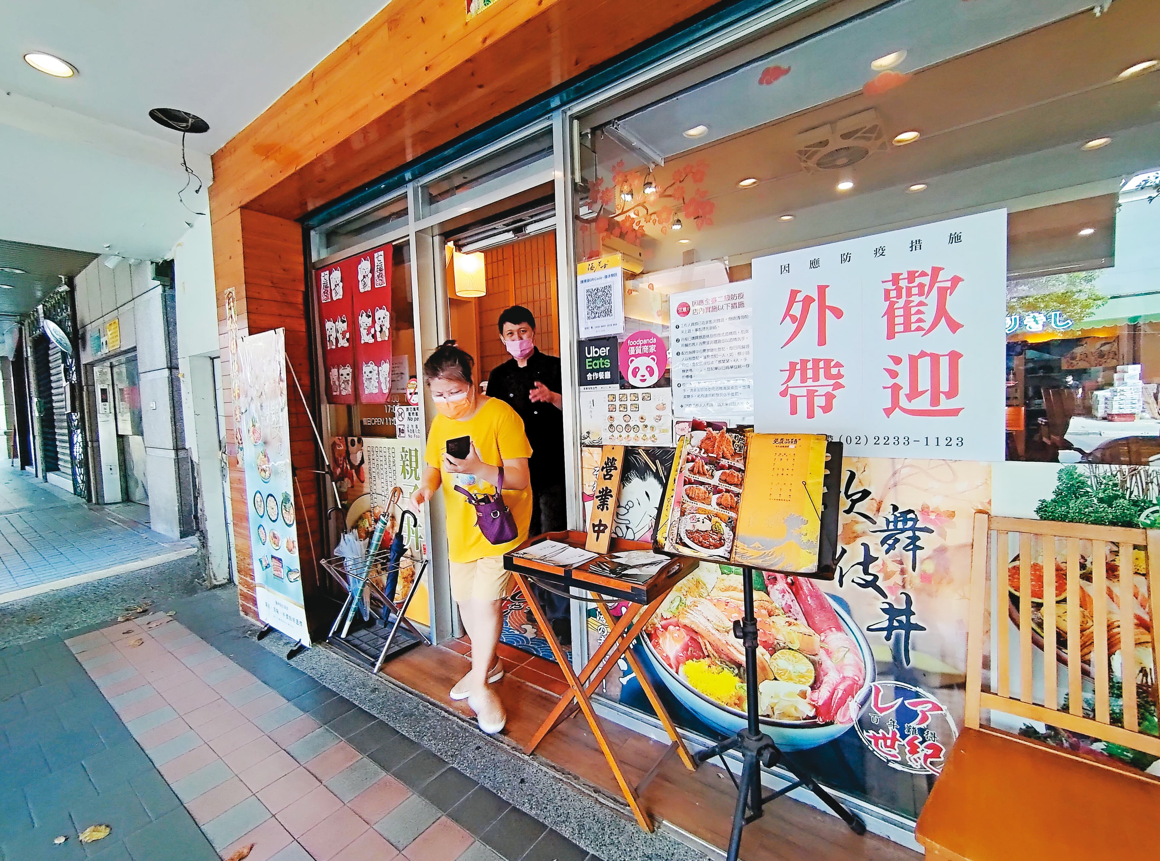 現行餐飲店家只限外帶，政府正在研擬微解封的相關指引，餐飲業可望有條件開放內用。