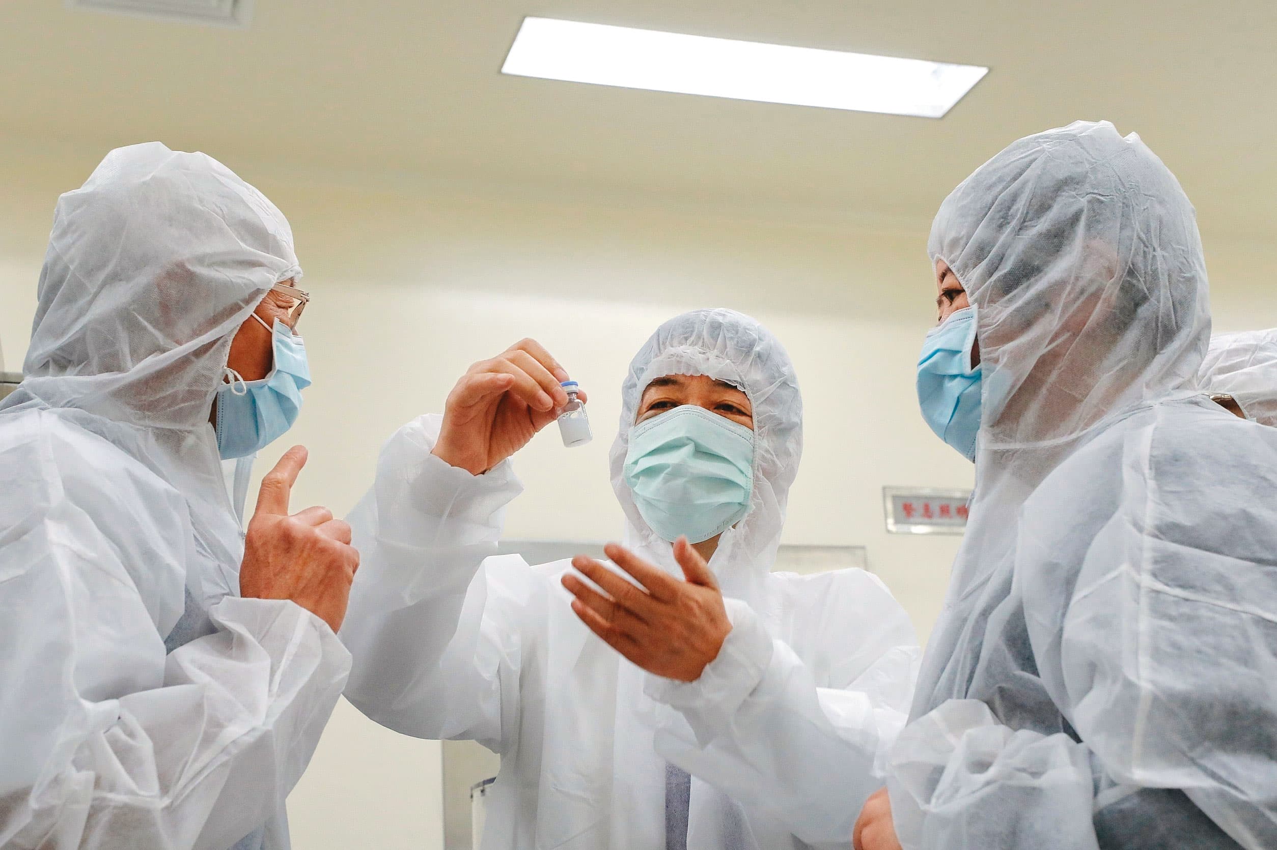 聯亞受到政府重視，副總統賴清德（中）還曾親赴公司了解疫苗開發進度。（圖片來源：總統府Flickr）
