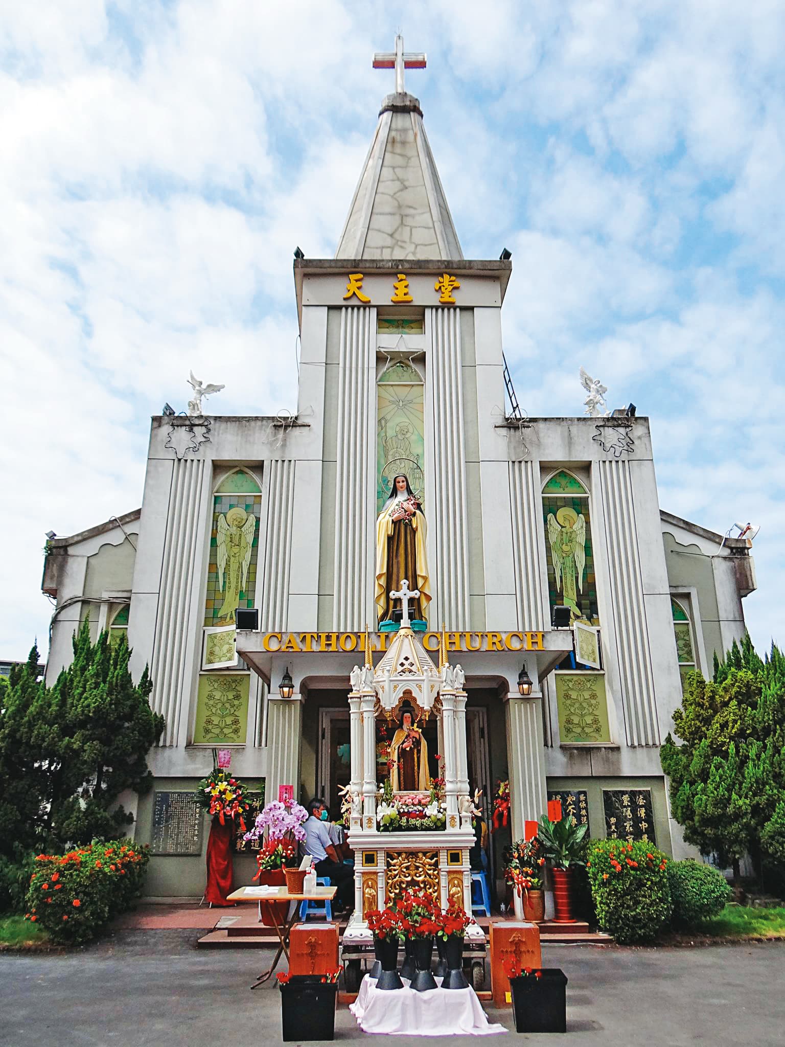 申榮賓任職於左營聖女小德蘭堂（圖），也住在教堂旁的宿舍。（翻攝臉書）