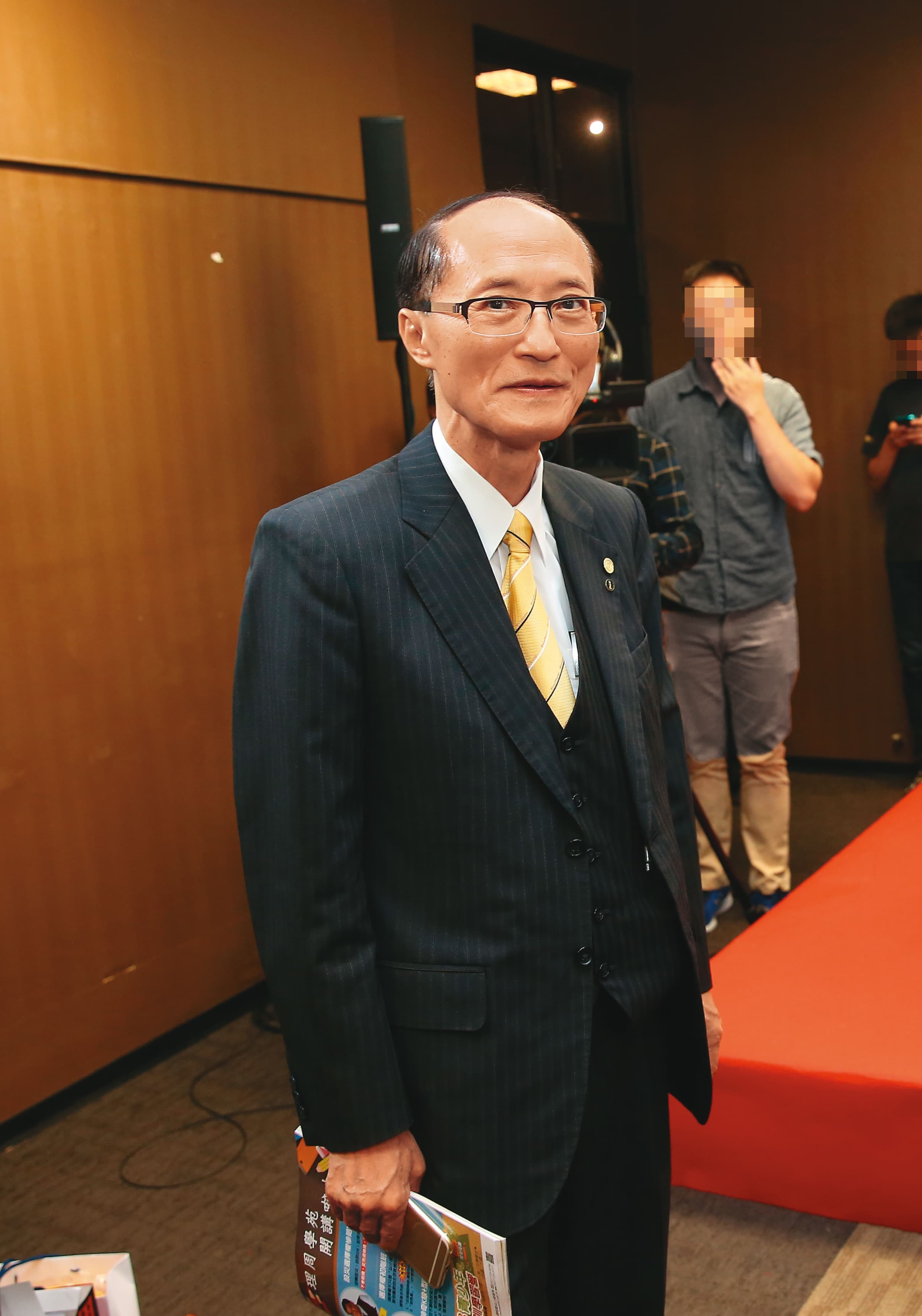 永慶房屋董事長孫慶餘出席活動，會配戴招牌黃領帶。