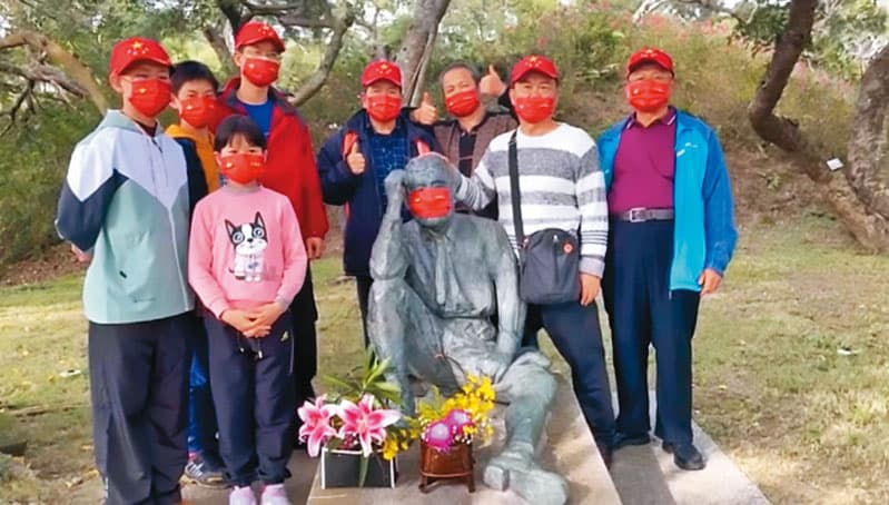 台灣人民共產黨將五星旗口罩戴上八田與一銅像,涉違反《社會秩序維護法》,徐安傑承審該案,卻在判決書寫上自己對政局看法,引起法界議論。(翻攝張崇孟臉書)