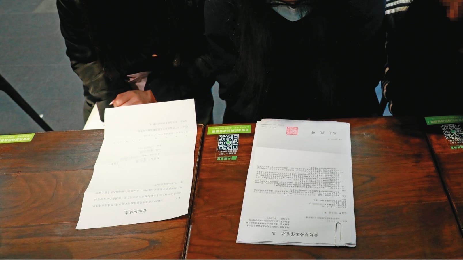 多名前員工控訴簡昭隆積欠薪資、未替她們投保勞健保。