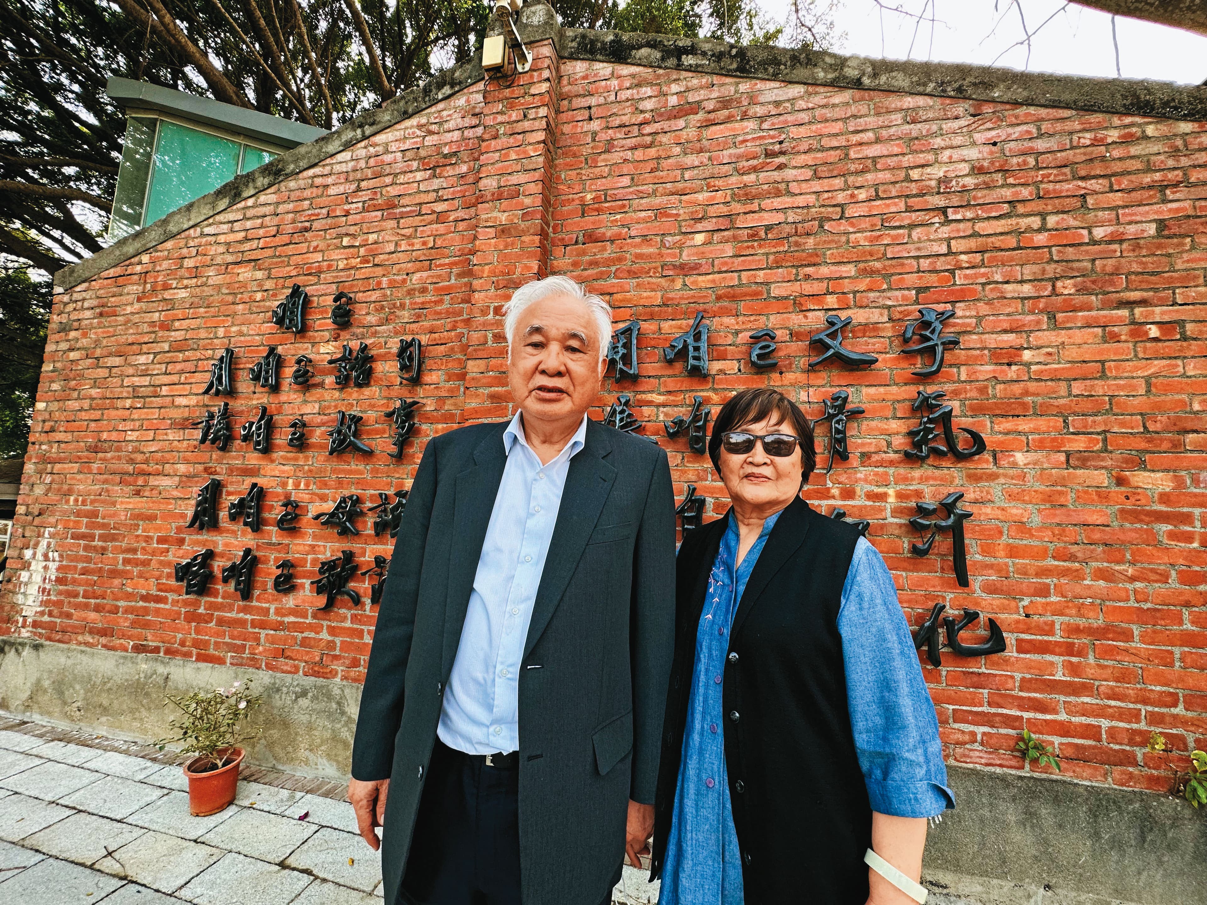 總統府資政姚嘉文(左)、前立委周清玉(右)夫婦,對姪女官司不願多談