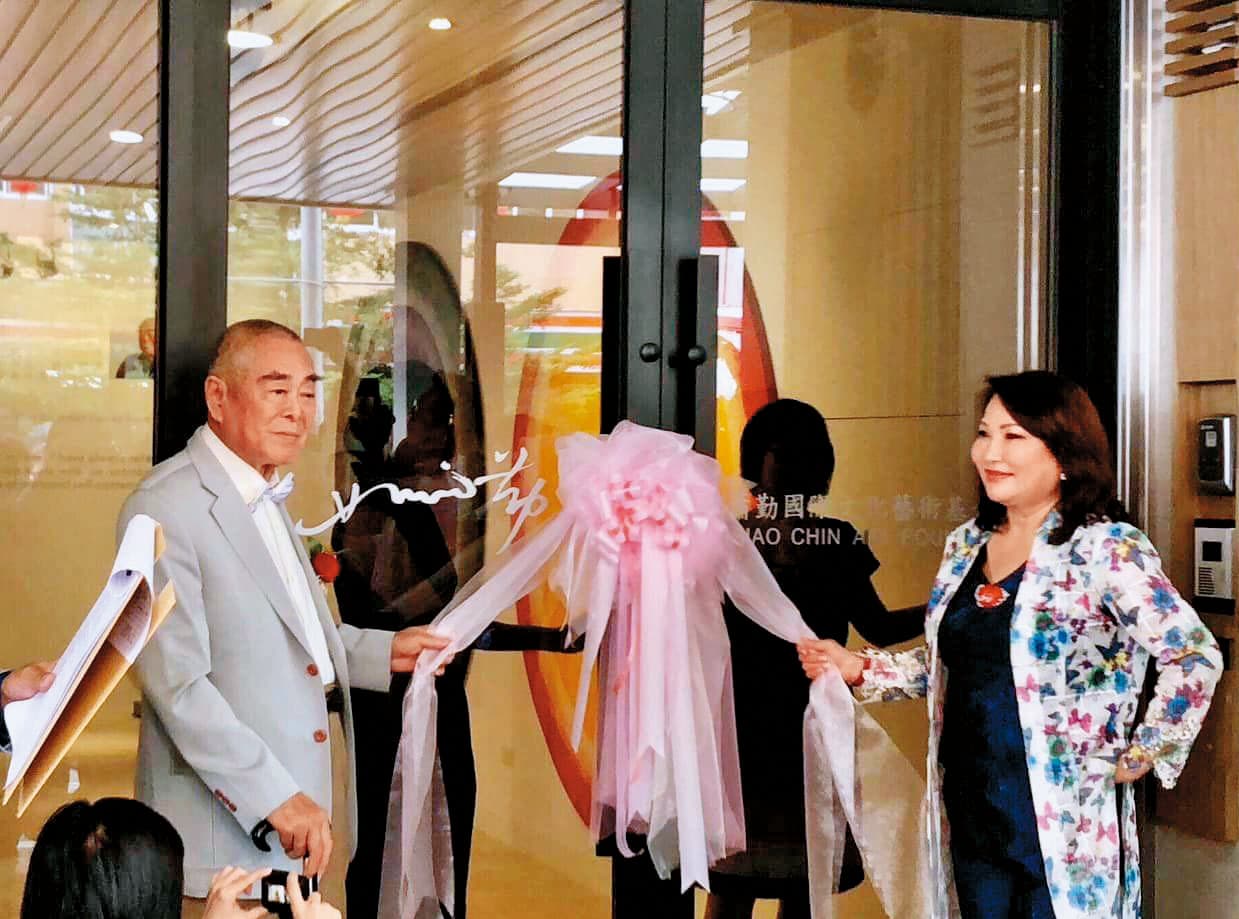 身價逾15億元的蕭勤，生前至澳門美高梅酒店參與自己作品《光之躍動2016》的展出。（翻攝吳素琴臉書）