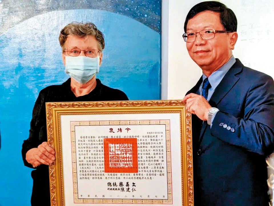 文化部次長李龍權代表總統頒褒揚令給蕭勤，由其遺孀Monica（左）受贈。（文化部提供）