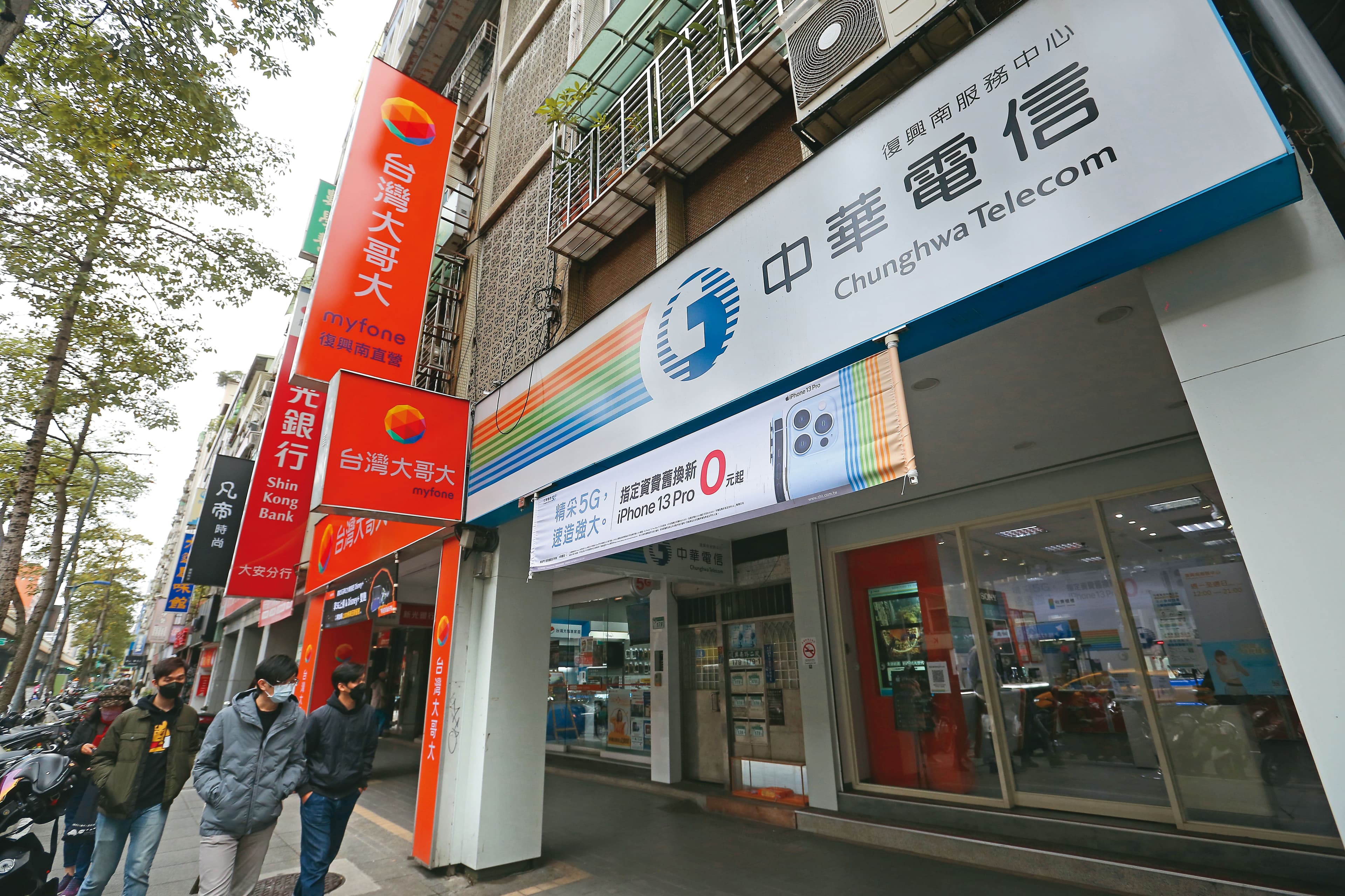 台灣大若能順利於今年買下精誠,營收有望一舉超過中華電信。