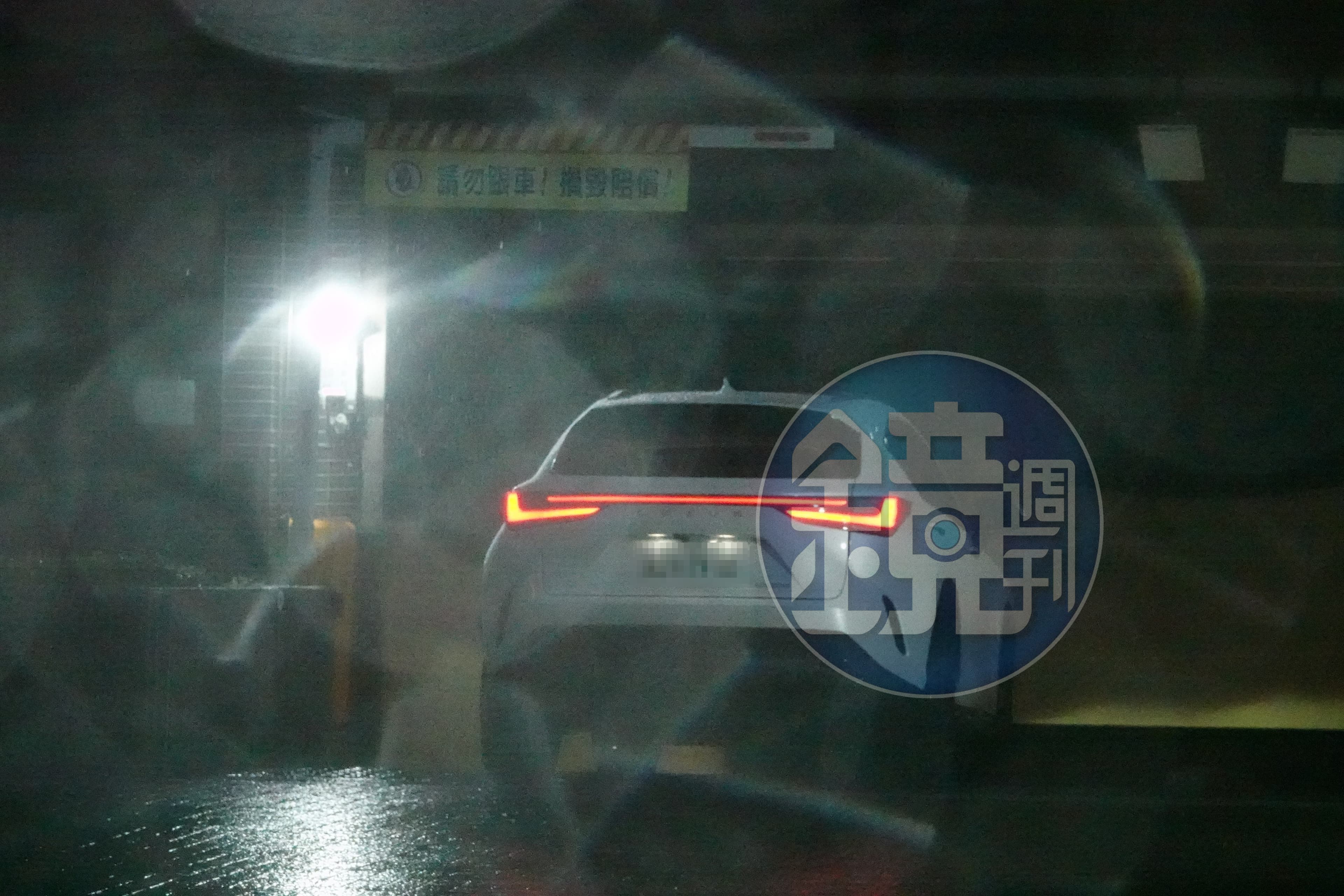 23日晚上,本刊直擊許芊芊與老公開車進入松丹達麗豪宅社區,陳幸妤懷疑該豪宅頭期款是趙建銘出的。