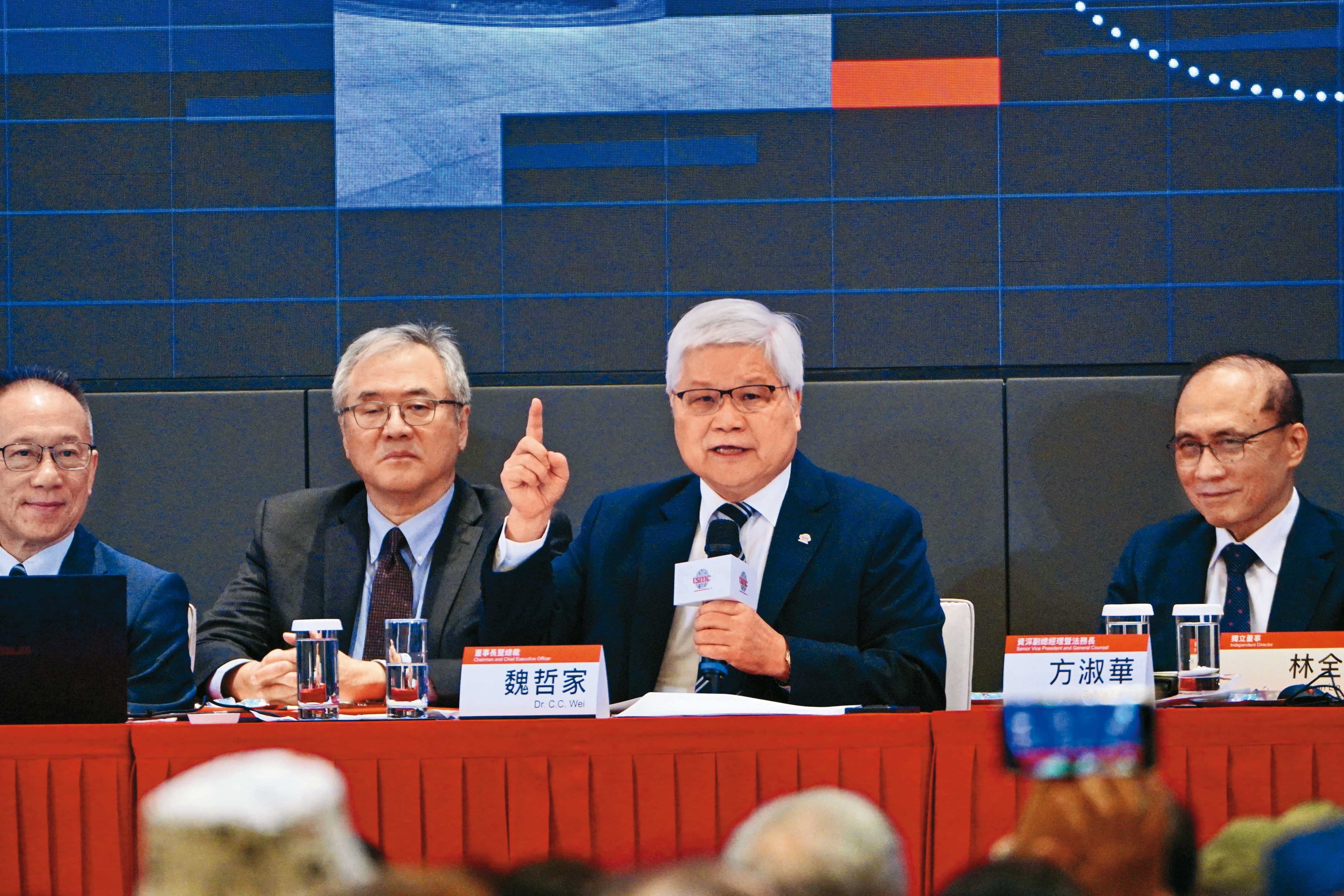 台積電董事長魏哲家（右）說，AI需求比先前預期更強。