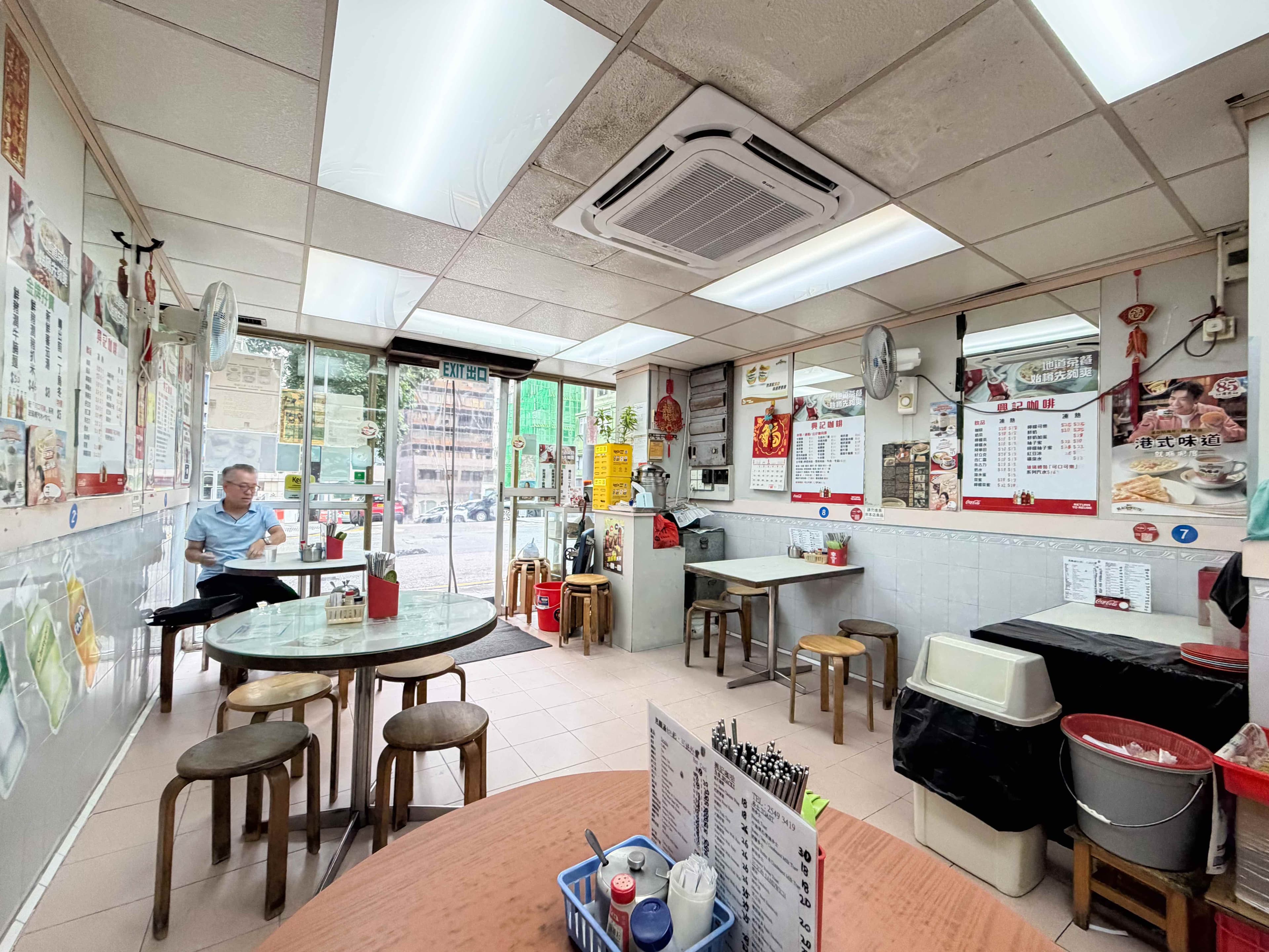 興記店面低調樸實，保留老香港茶記氛圍，是附近街坊熟悉的早餐老店。