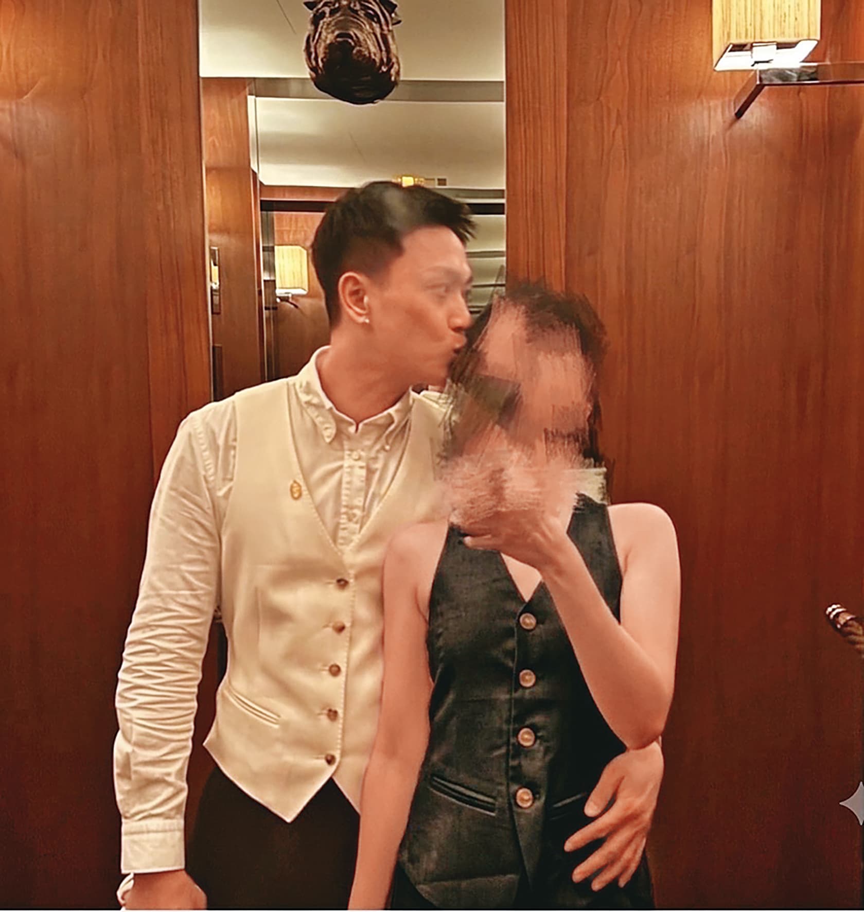 許可宗（左）和女友（右）共赴京都旅遊，在飯店電梯拍下甜蜜照，但期間因酒醉施暴而變調。（A女提供）