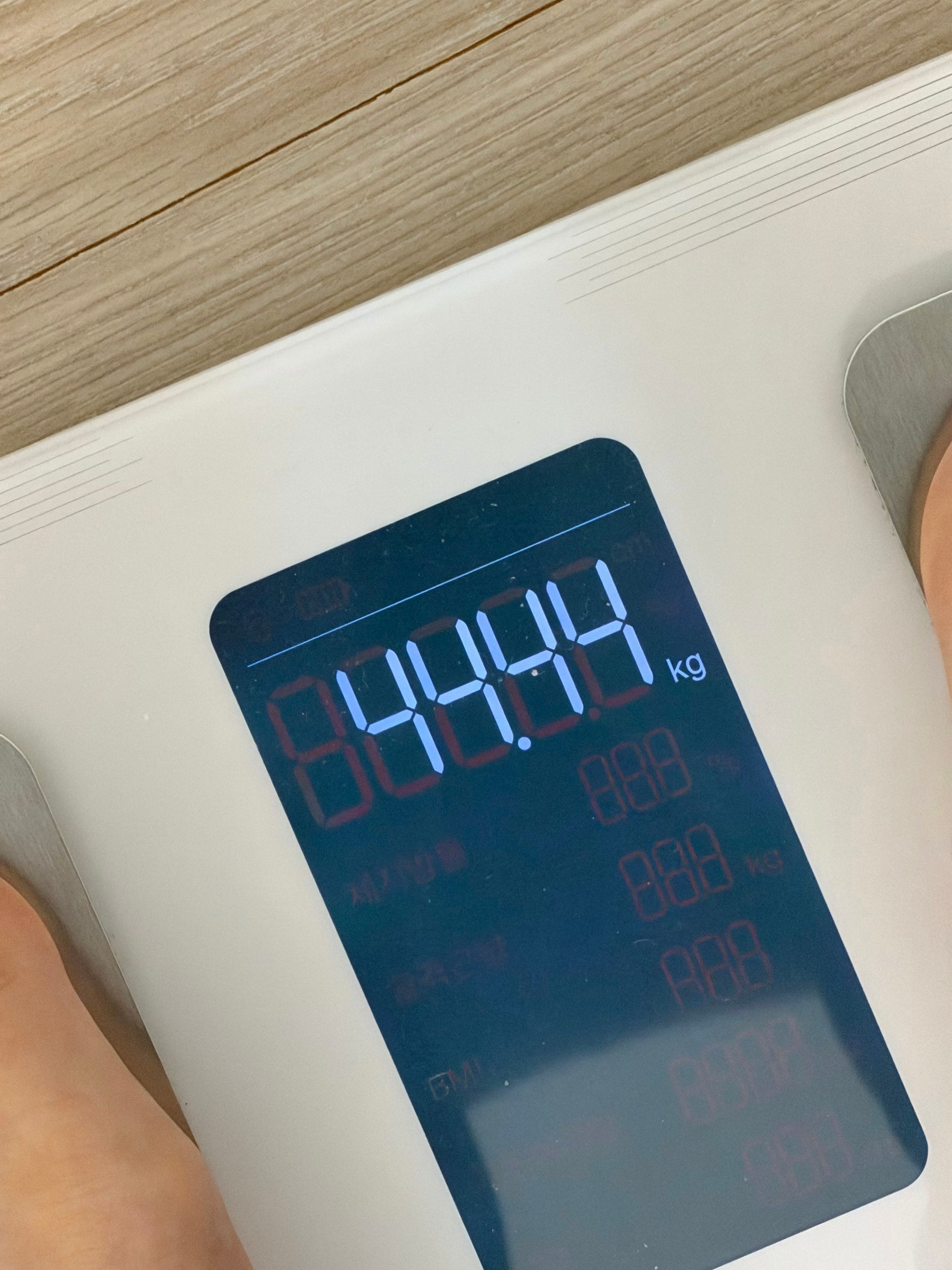 李多慧在Threads上，大方曬出自己的體重照片，體重計上顯示「44.44kg」。（翻攝自李多慧Threads）