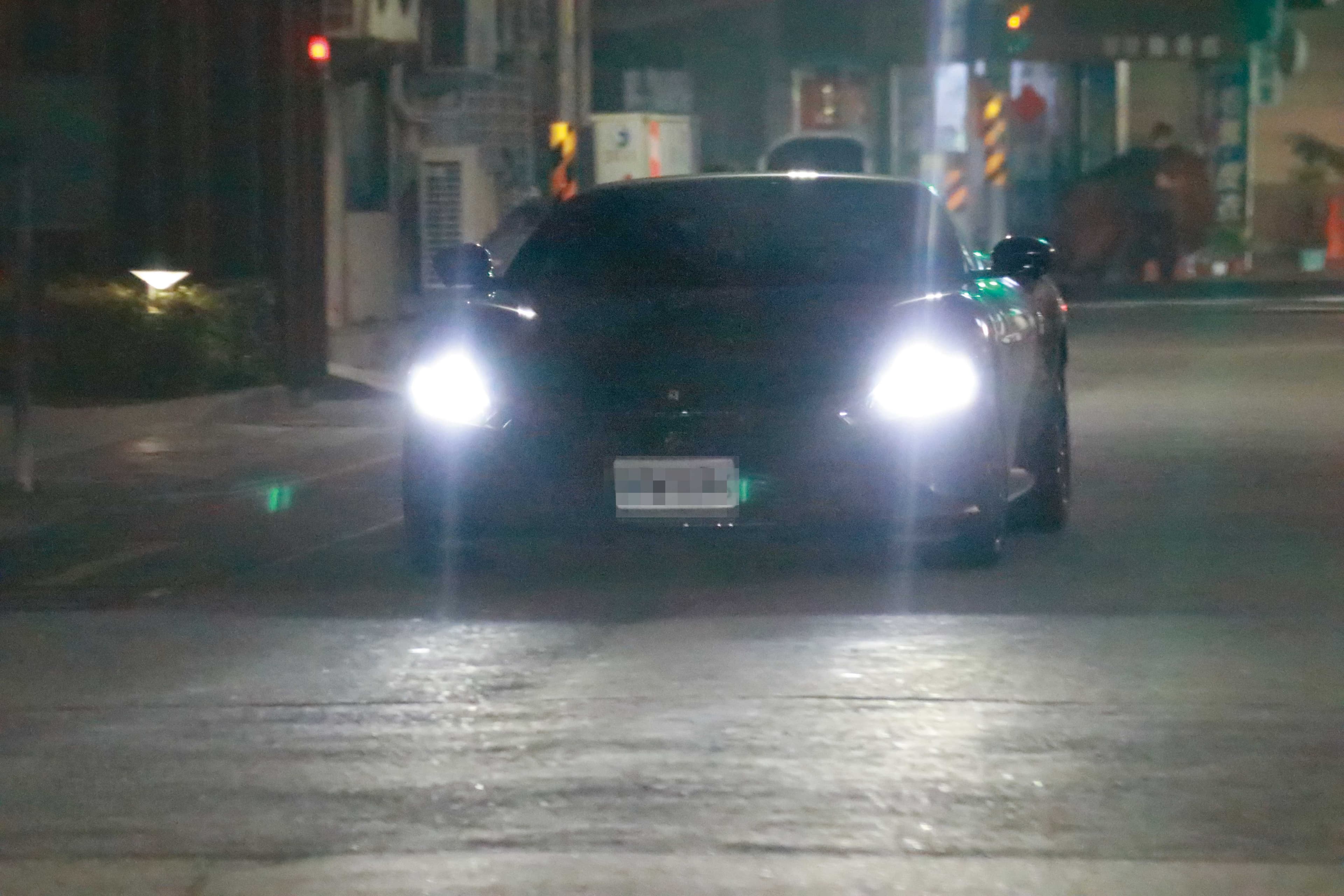 2026/05/18 22:20本刊直擊,趙建銘喜愛收藏名車,常以賓士、法拉利跑車(圖)代步。
