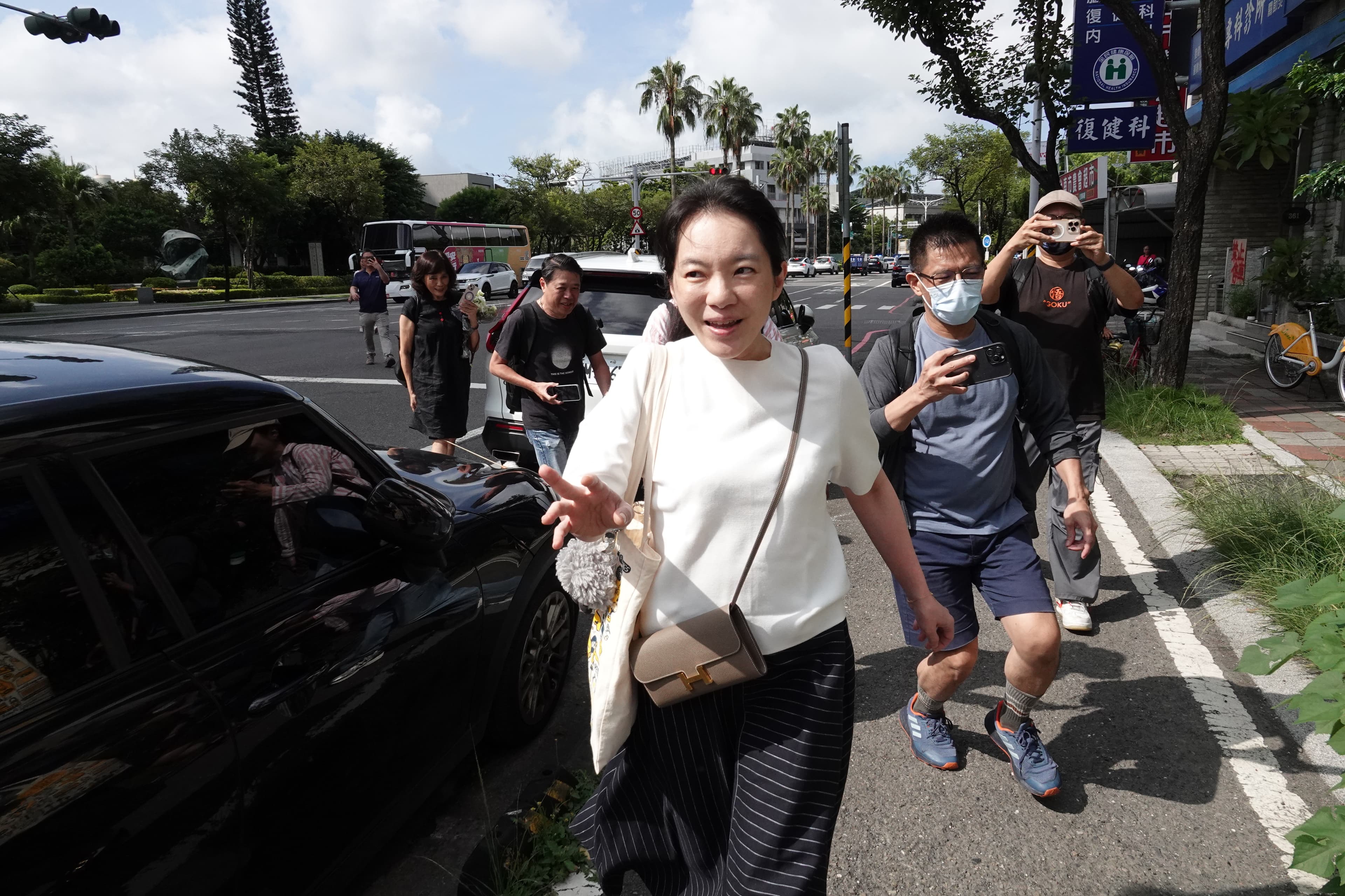 陳幸妤快步前往診所，提到中午再接受訪問。