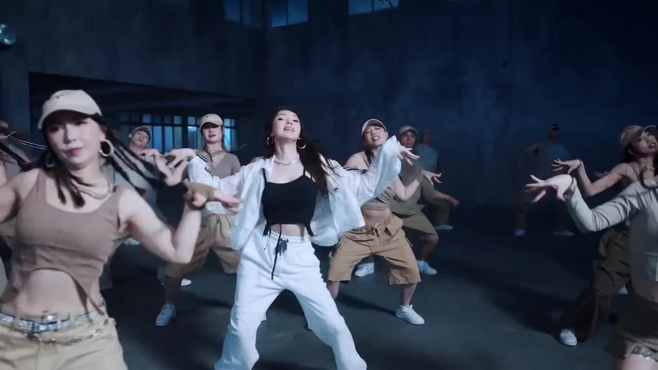 曾馨瑩站在舞群中央熱力舞動，舉手投足頗有韓國女團拍攝MV的架勢。（翻攝永齡銘馨盃臉書）