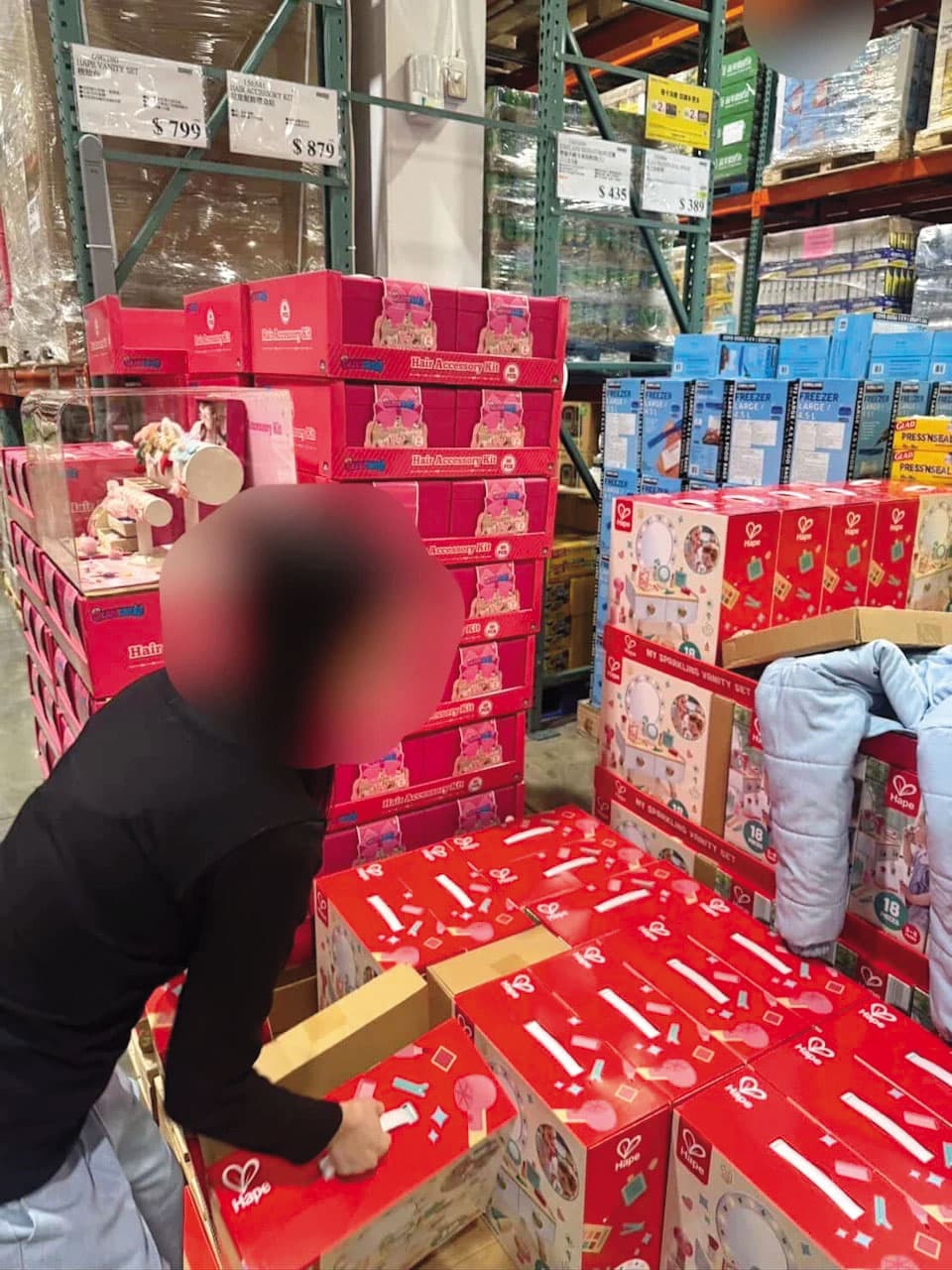 今年3月發生在美式賣場的「化妝台之亂」,意外衍生出有假帳號及境外帳號網暴問題,引起國安單位注意。(翻攝畫面)
