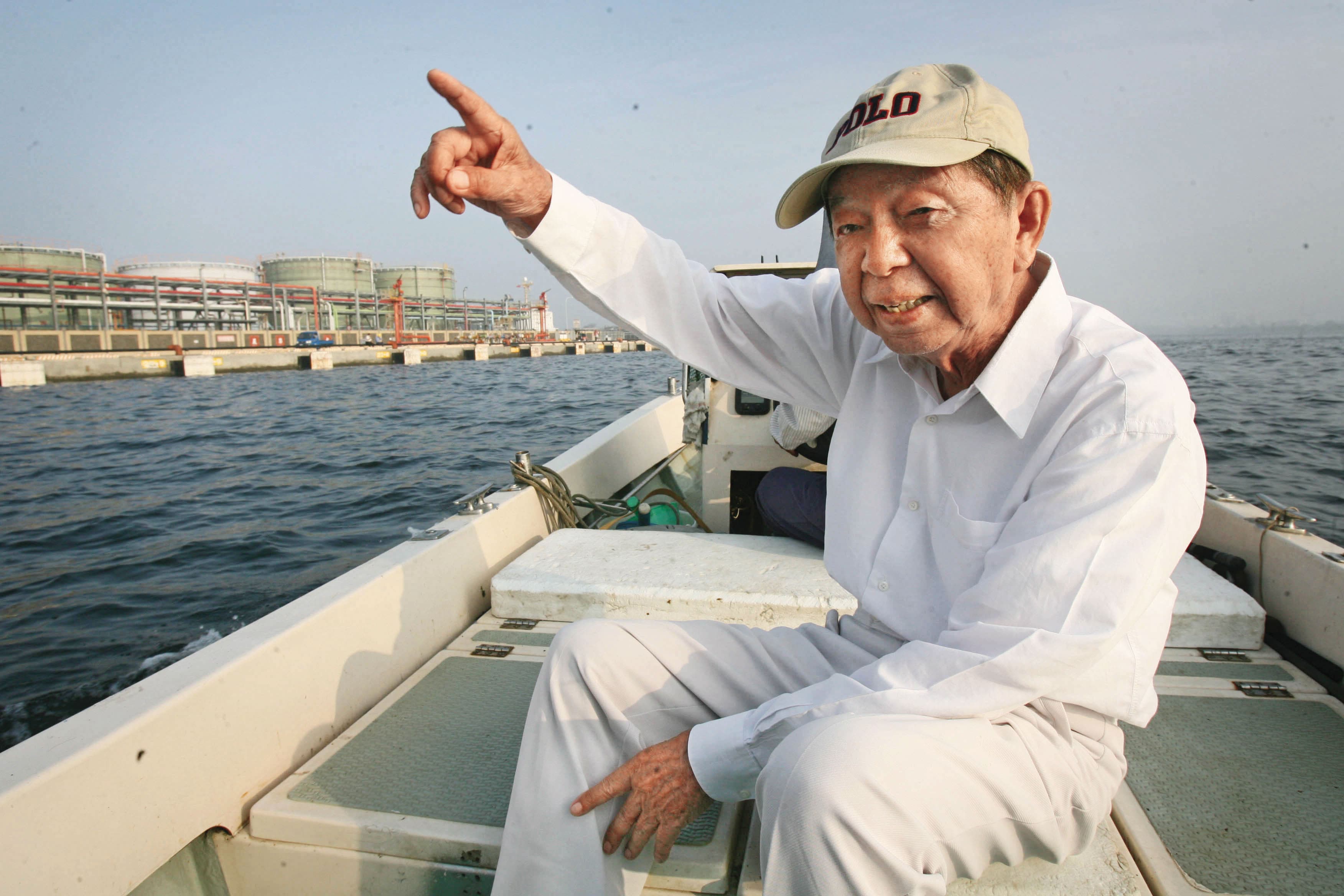 奇美創辦人許文龍酷愛釣魚，本刊記者曾獨家上船同樂。（許凱迪提供）