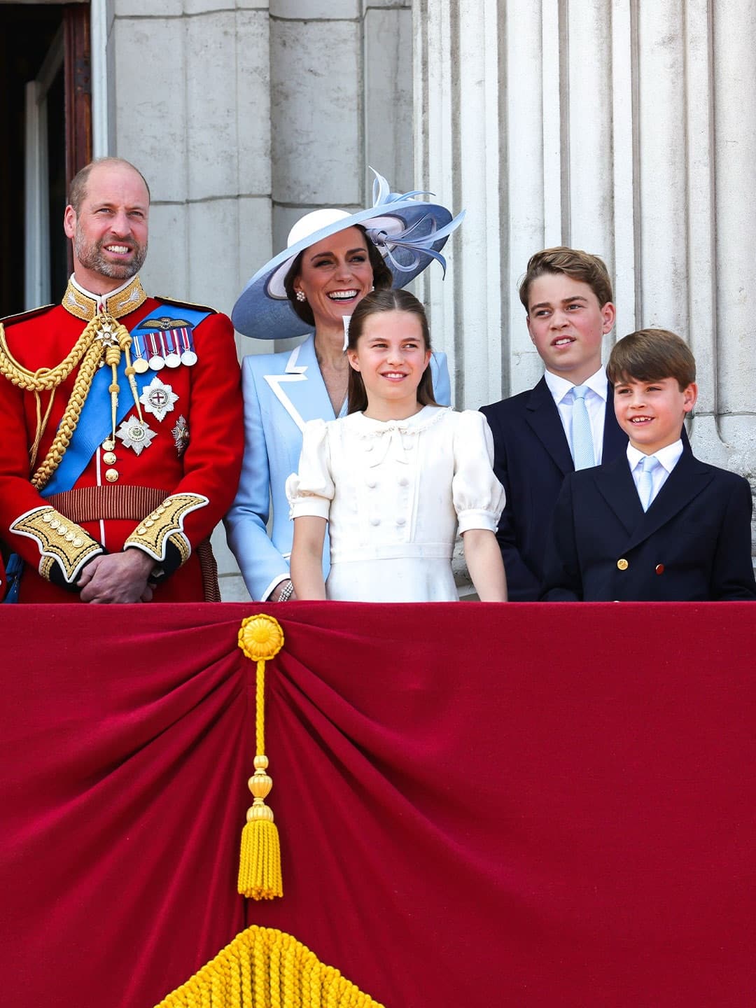 威廉王子、凱特王妃一家五口在白金漢宮陽台亮相。(翻攝princeandprincessofwales IG)