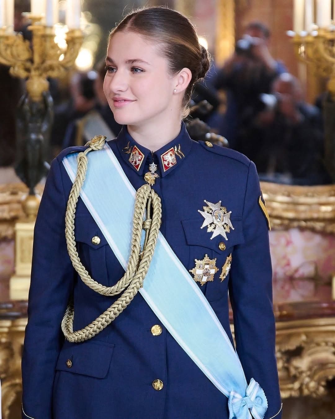 萊昂諾穿上軍裝英姿煥發。(翻攝leonor_asturias_official IG)