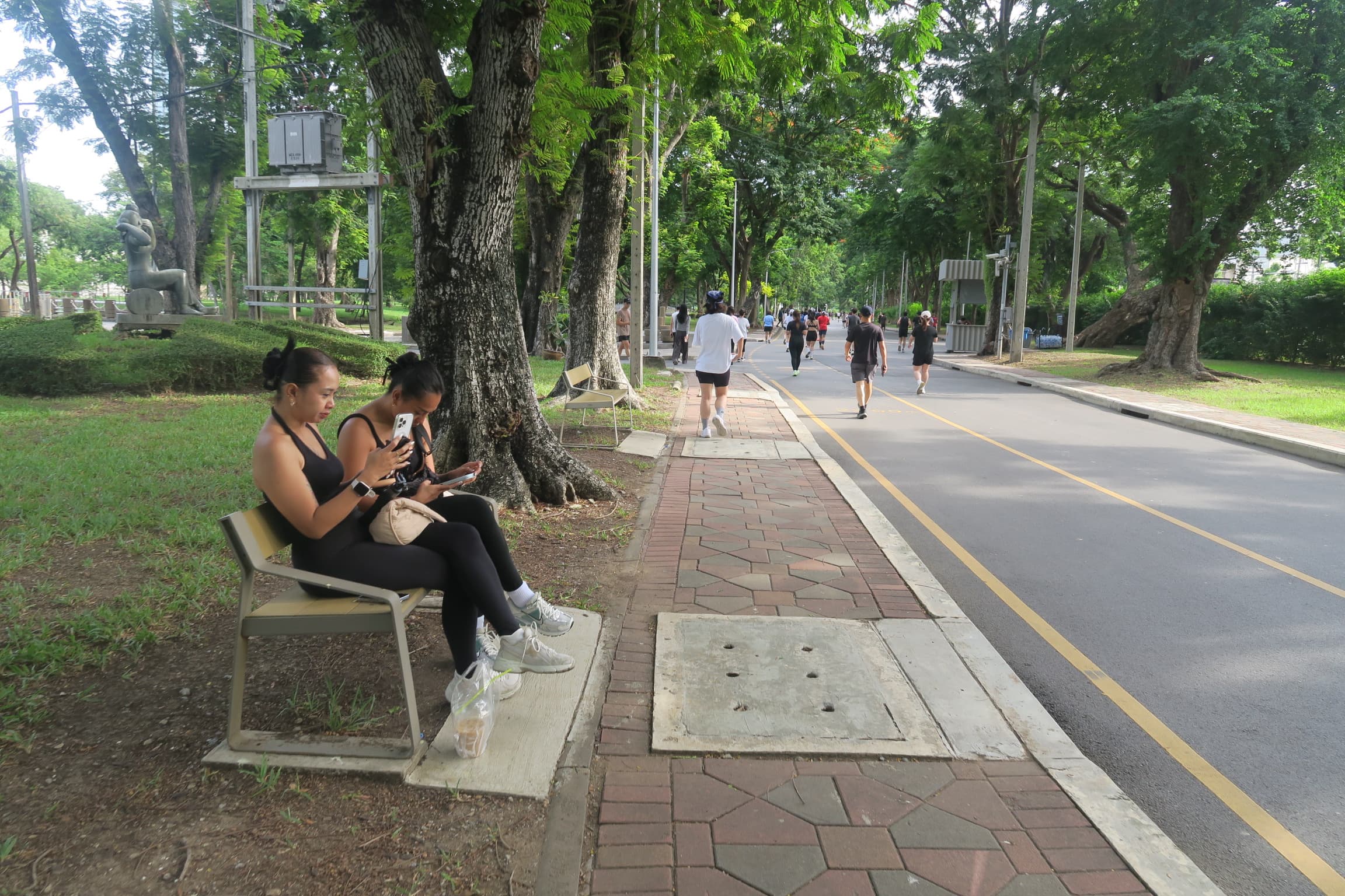 跑累了，公園有許多座椅可供休憩。
