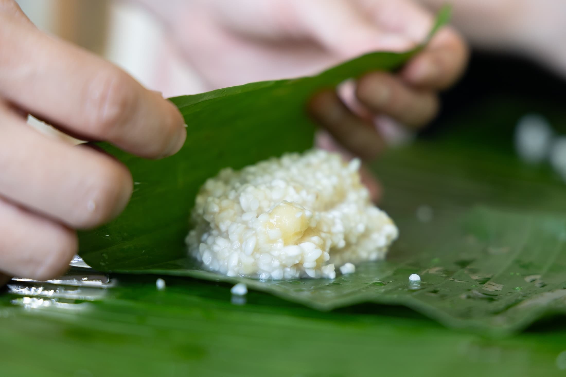 香蕉飯以圓糯米拌入熟香蕉，還會加入小米提味，再以野生香蕉葉包裹，蒸出自然果香。