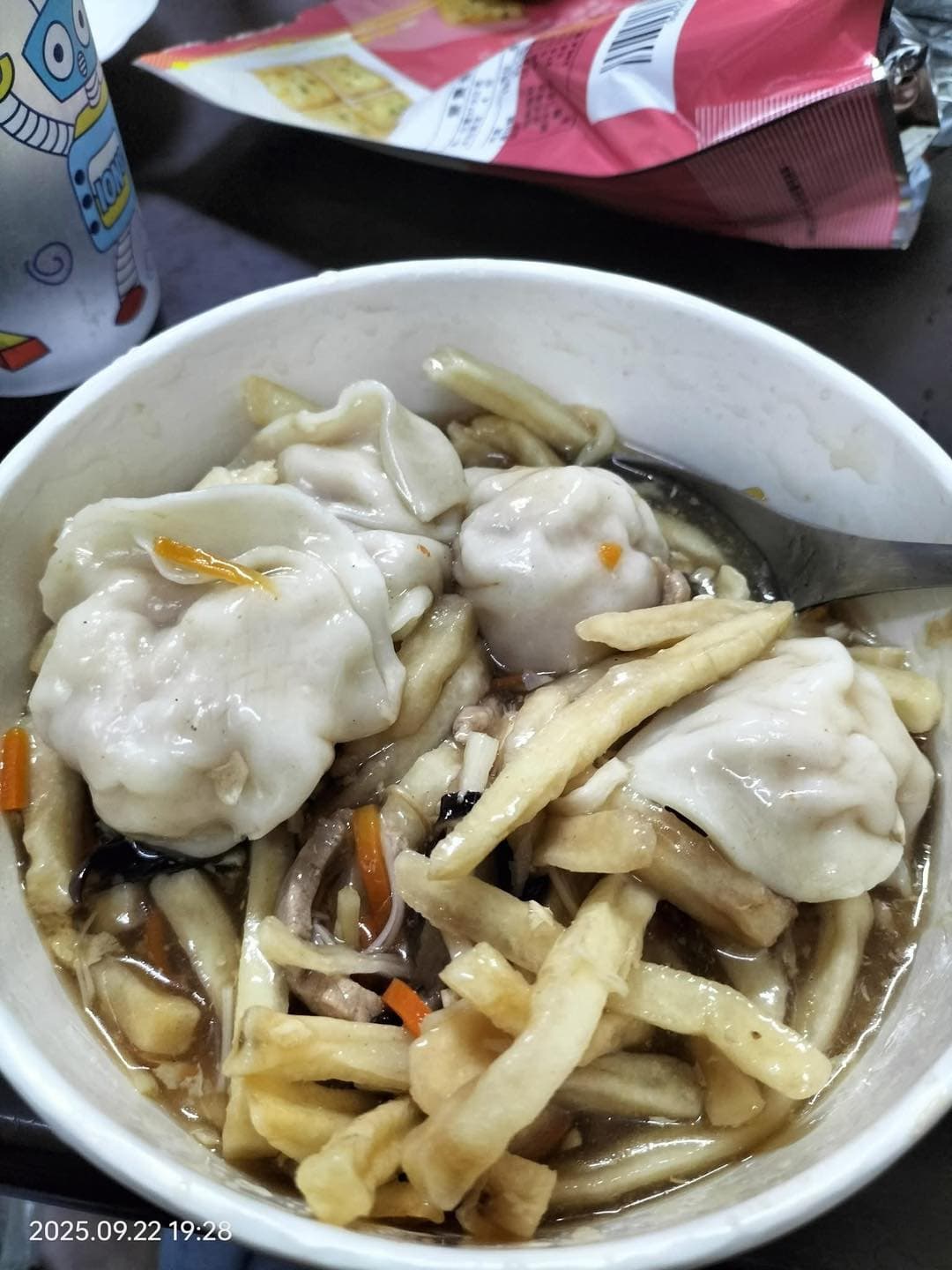 網友自創「薯條＋酸辣湯」邪門吃法，乍看像廚餘卻意外爆紅。（翻攝自臉書/爆廢公社二館）