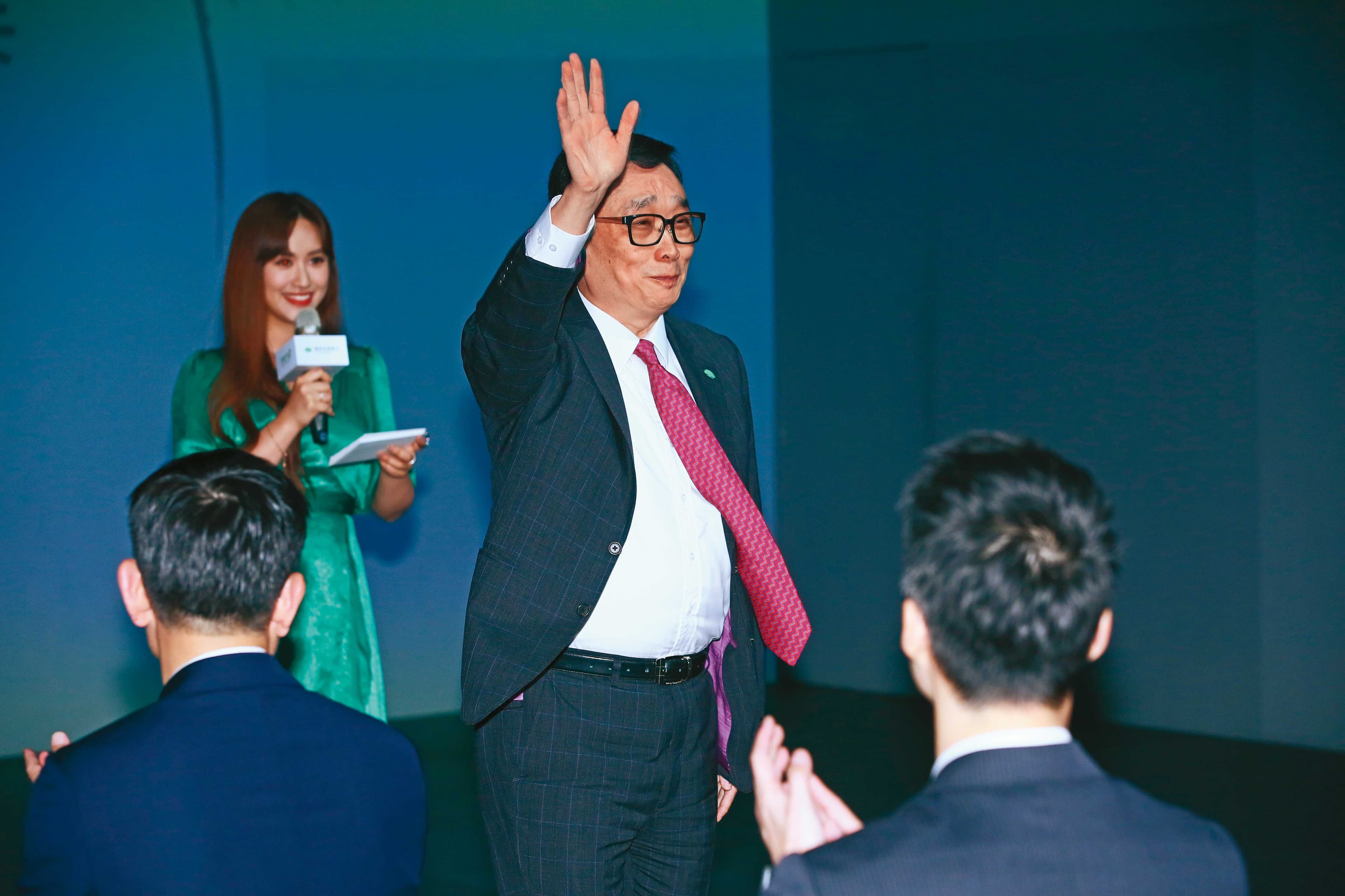 2017年郭明鑑（右）接任國泰世華銀行董事長。