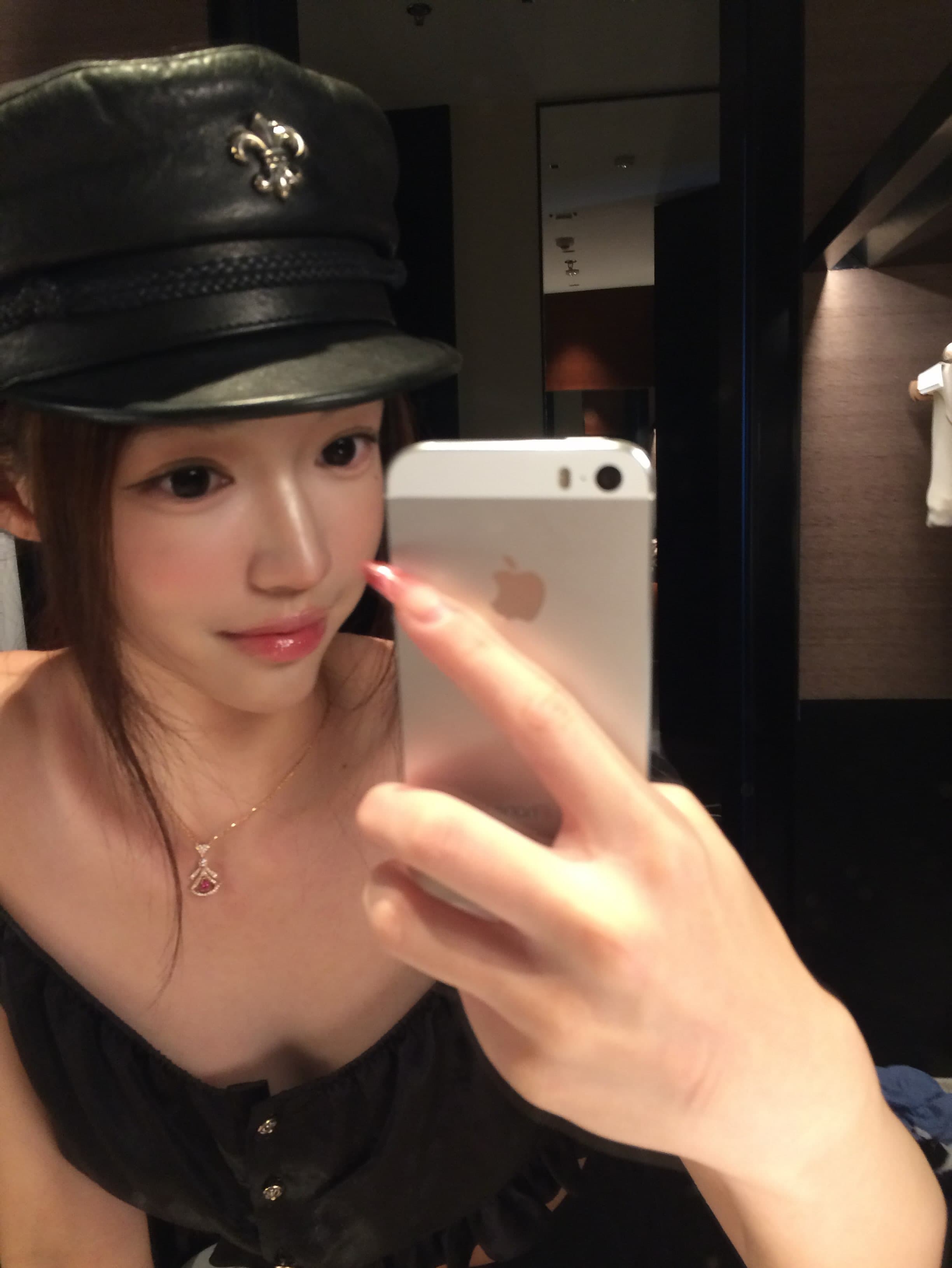 Michelle拿著手機自拍,網友猜測手機型號是iPhone 5S或第一代iPhone SE。(翻攝Michelle IG)