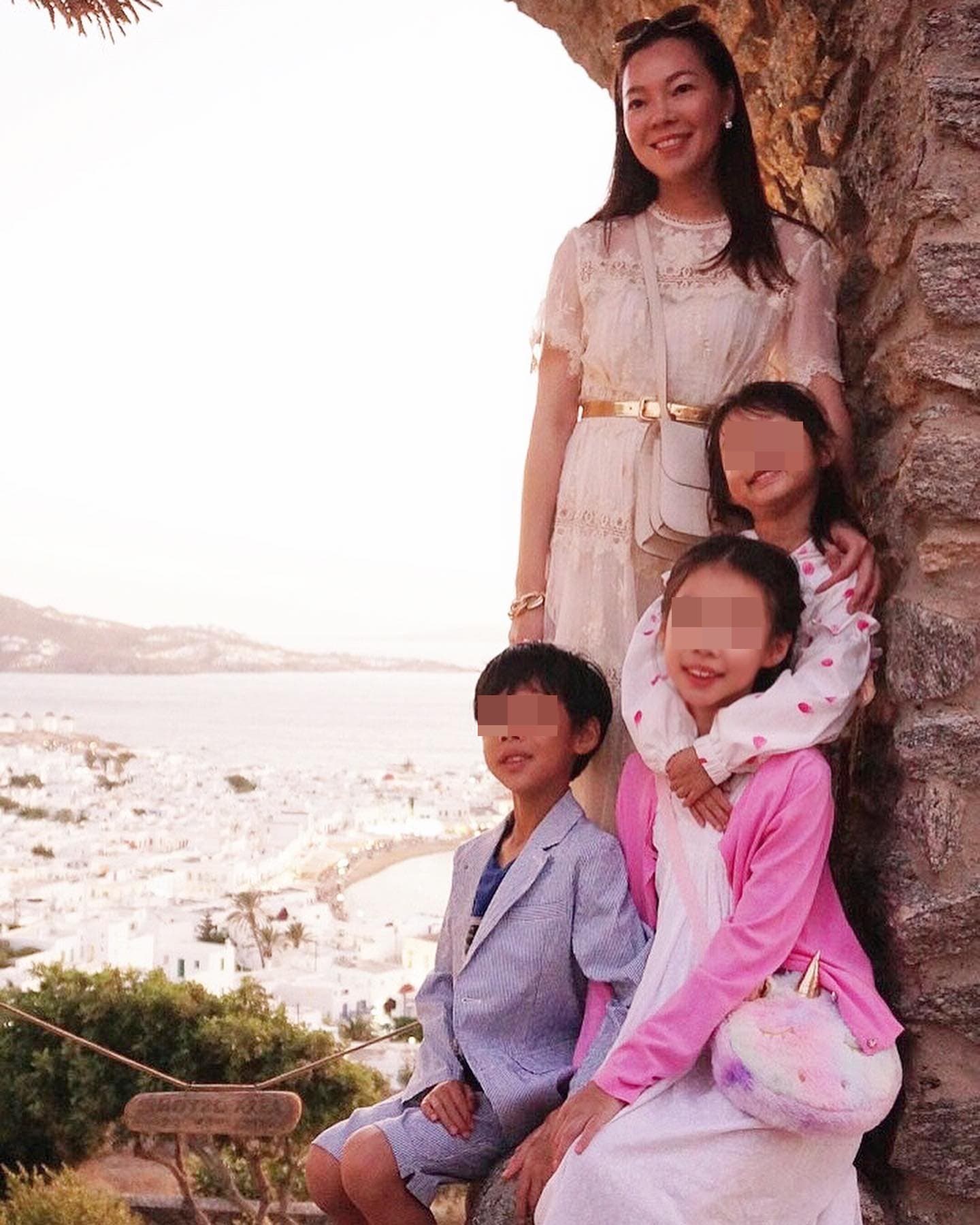 曾馨瑩過去和孩子們到希臘旅遊,曾背著奶油白Constance 24合照。(翻攝曾馨瑩IG)