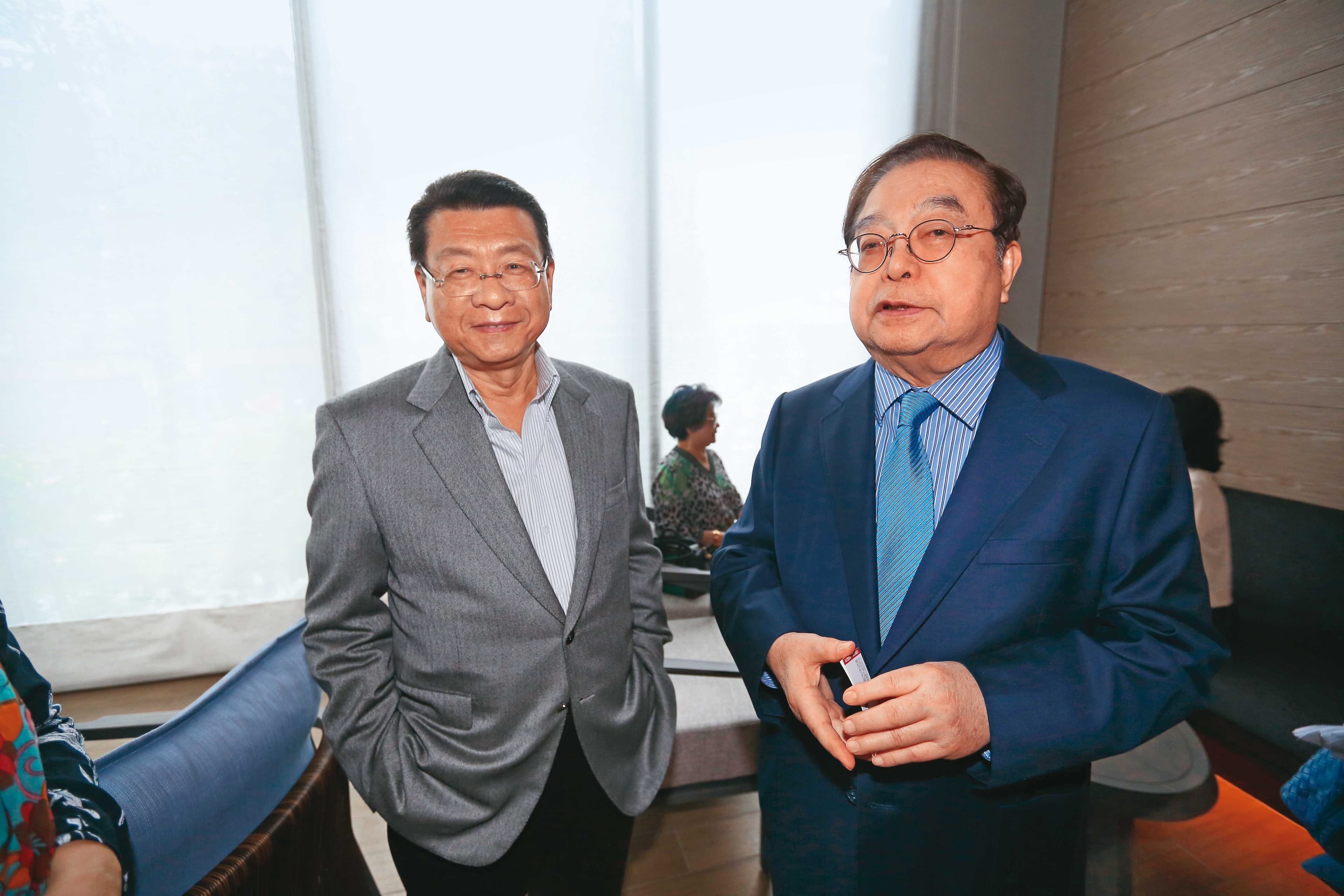 蔡鎮宇（左）與蔡辰男（右）皆出身台灣第一大金融家族「霖園集團」。