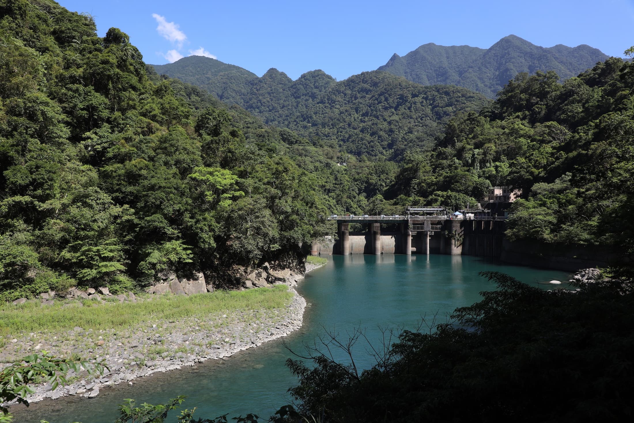 當水波平靜時，望向羅好水壩，能欣賞翠綠山林倒映於潭面上。