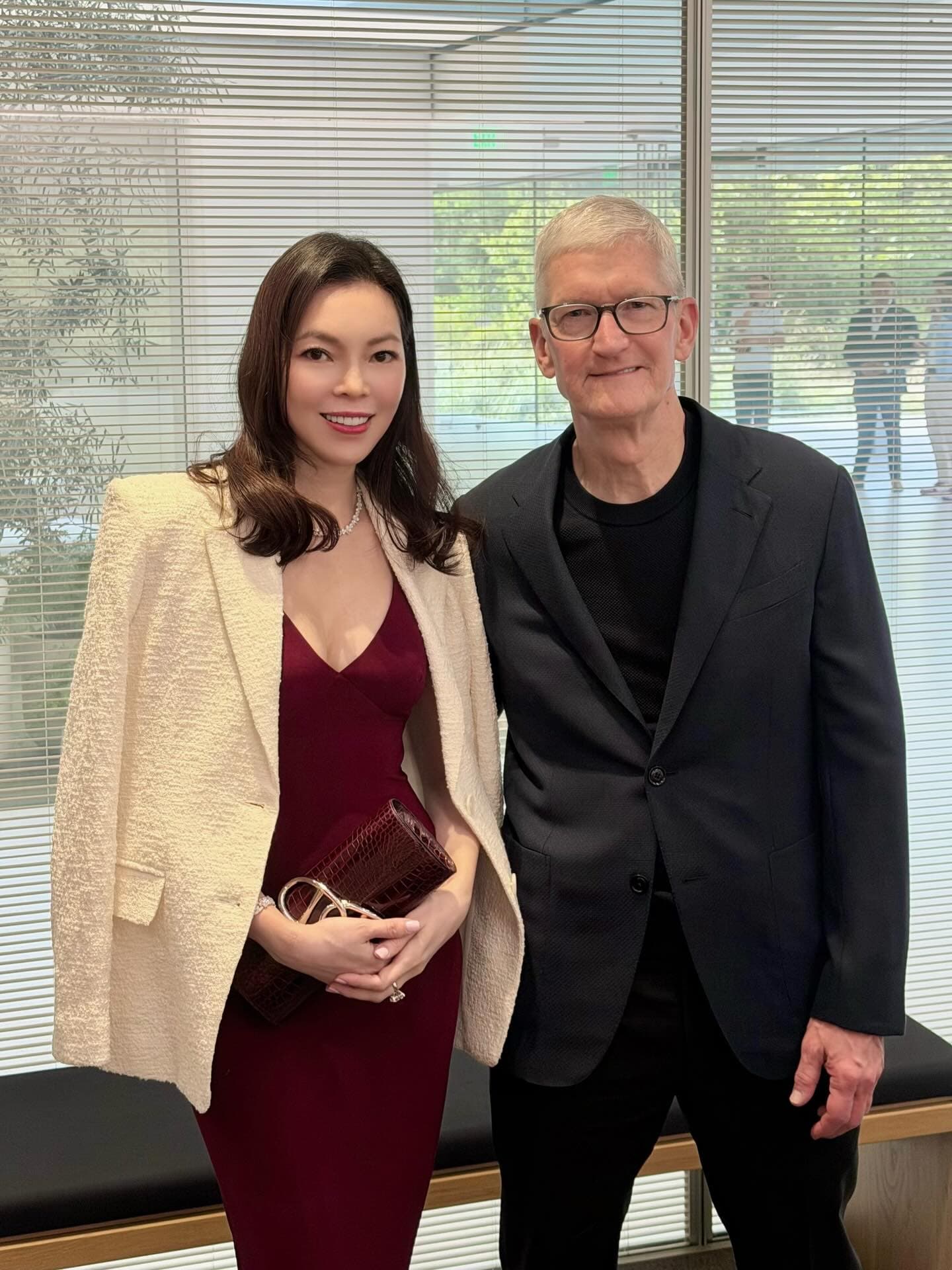 曾馨瑩單獨與庫克合影，她此次赴宴未帶隨行妝髮團隊，從妝容到整體造型都親自打理。（翻攝hsin_ying_tseng IG）