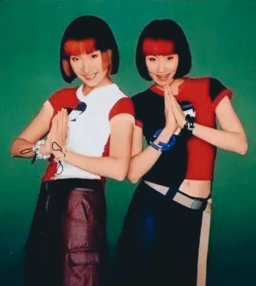 娃娃李陳（左）與貝兒（右）於1999年組成中國娃娃，兩人高唱電子舞曲〈單眼皮女生〉，打開知名度。（翻攝自網路）