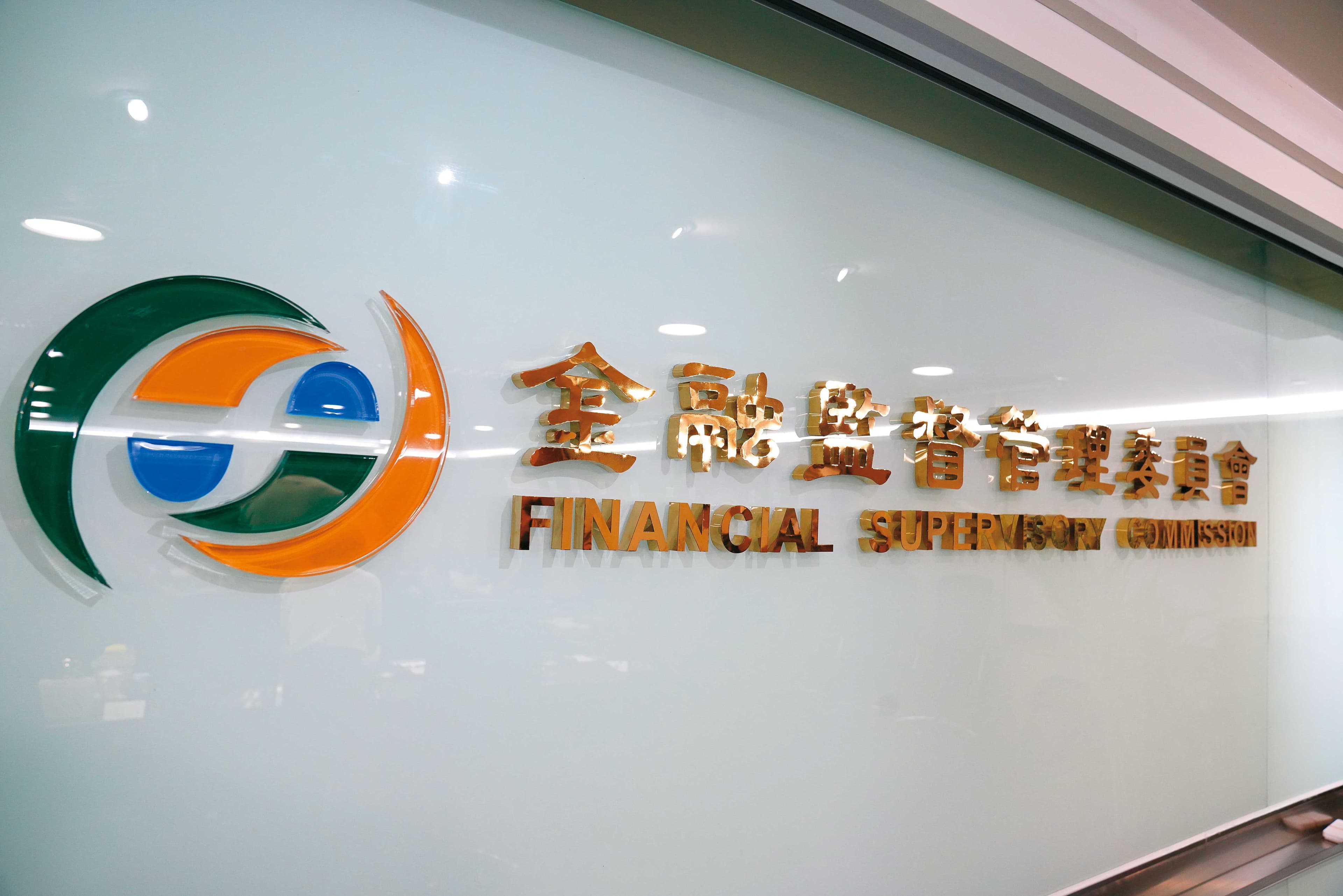 國泰金控2位獨立董事王儷玲、吳當傑，曾任金管會主委、副主委，遭疑面對董事長兼職爭議及公司治理失靈，為何未能及時提出警訊、發揮監督功能。