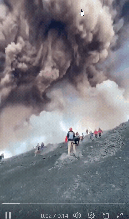埃特納火山噴發影片曝光，遊客「擦身而過」冷靜應對。（翻攝自X）