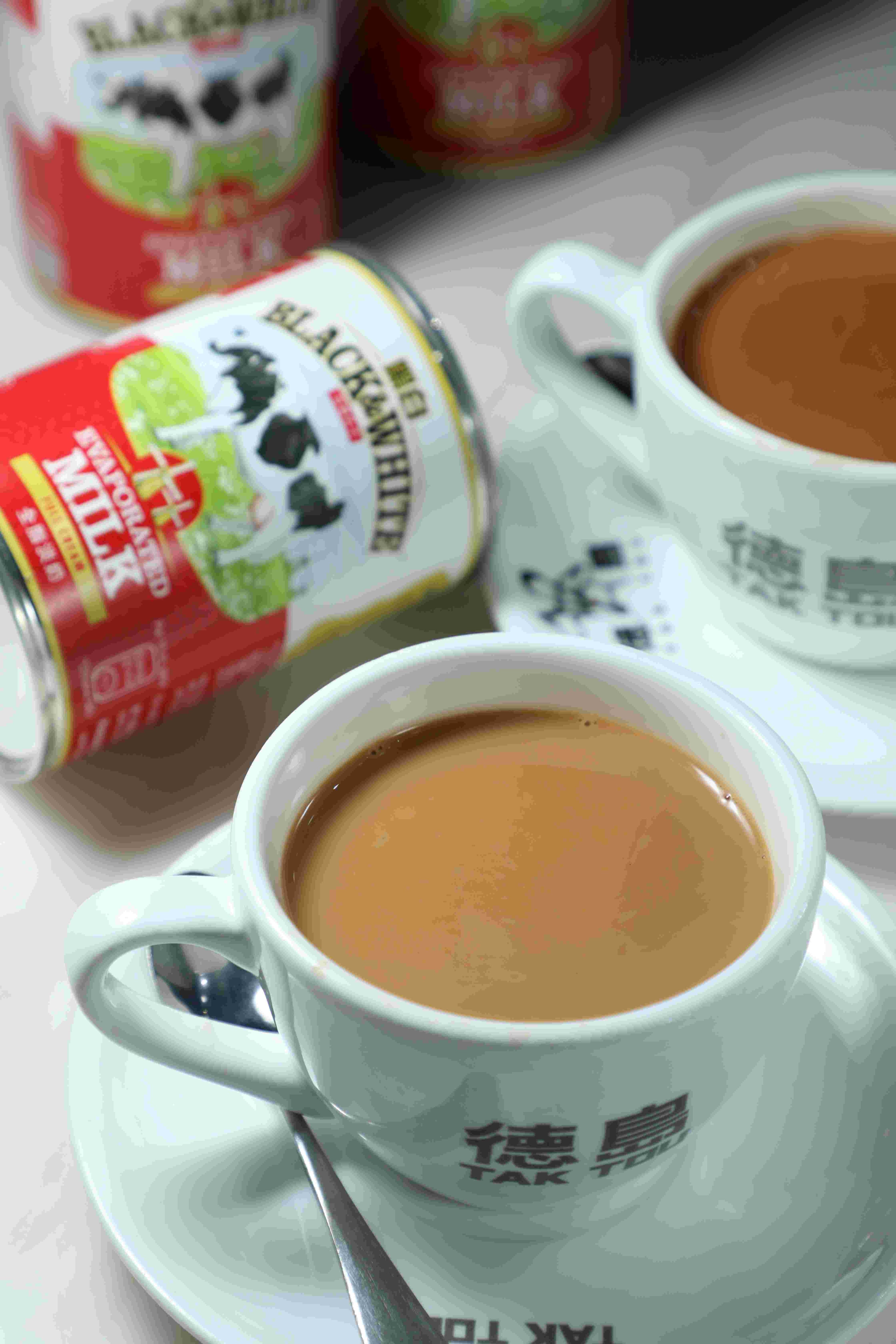「冠軍奶茶」（前）與「金牌鴛鴦」（後）是來德島必點的招牌飲品。（熱飲皆港幣24元／杯，約NT$97）