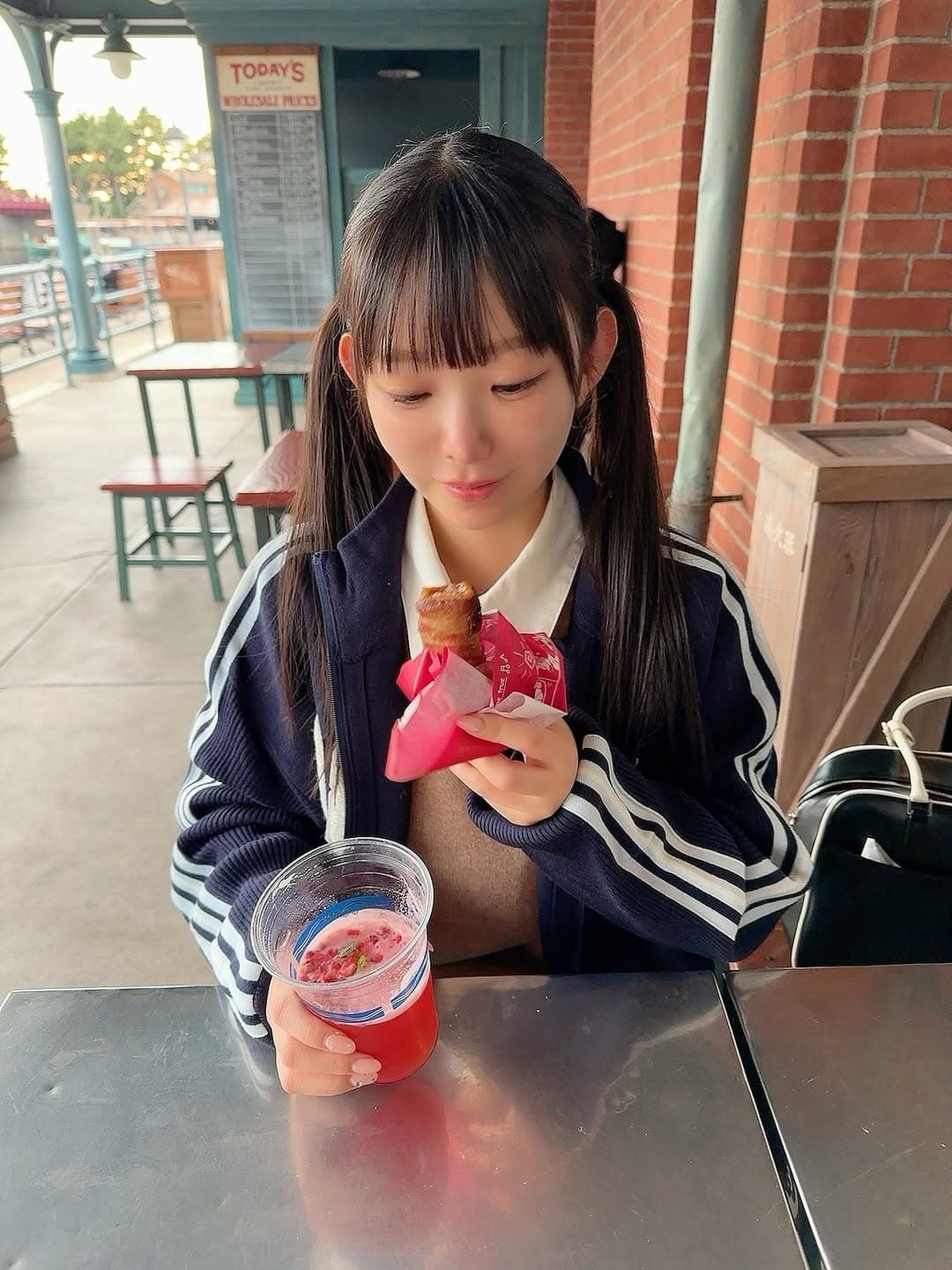 儘管已經30歲,童顏的長澤茉里奈穿起學生制服仍毫無違和感。(翻攝自Instagram @marinanagasawa1008)